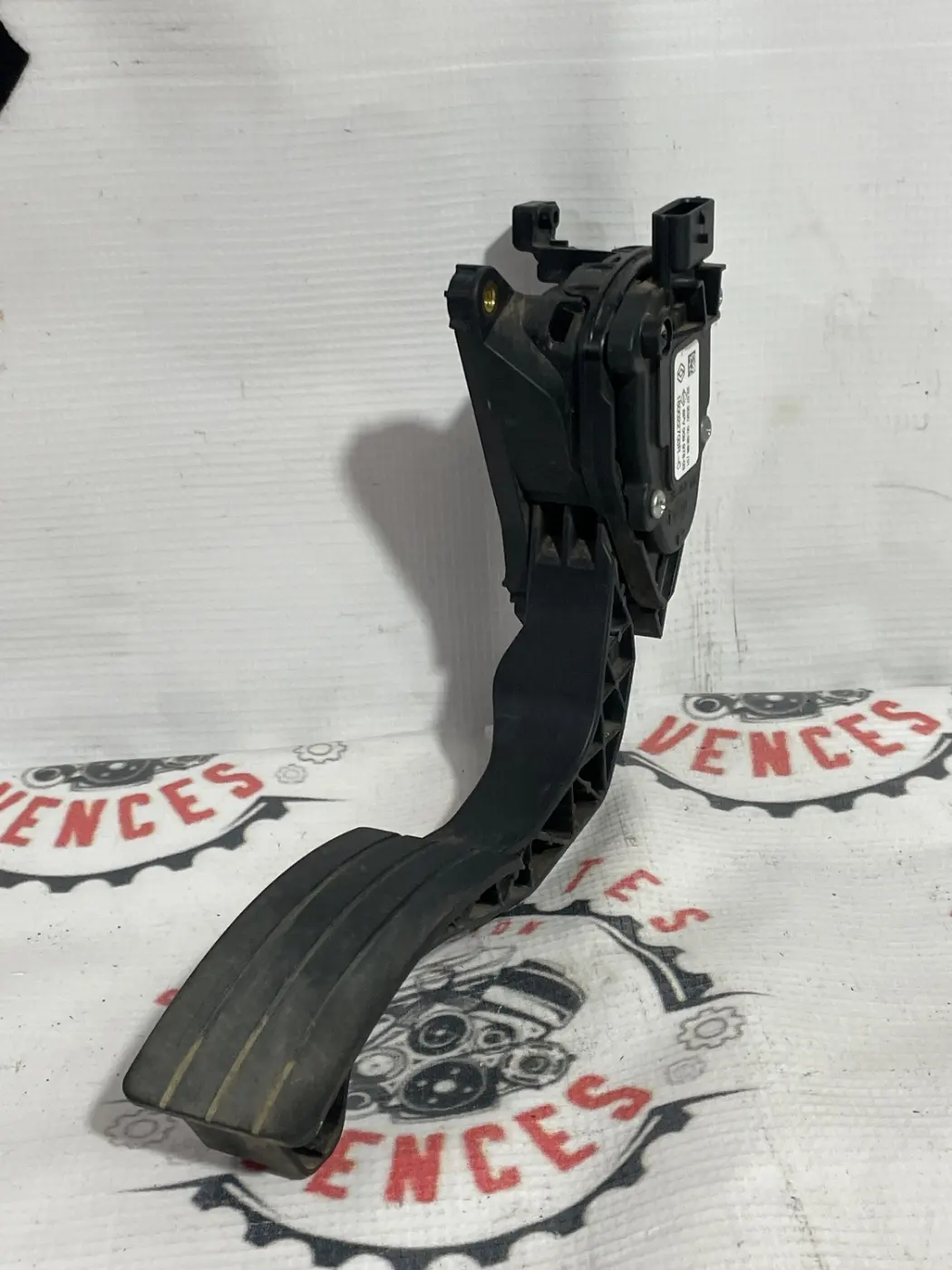 PEDAL ACELERADOR ELECTRONICO DELANTERO RENAULT OROCH 16-21. Fotografía 1