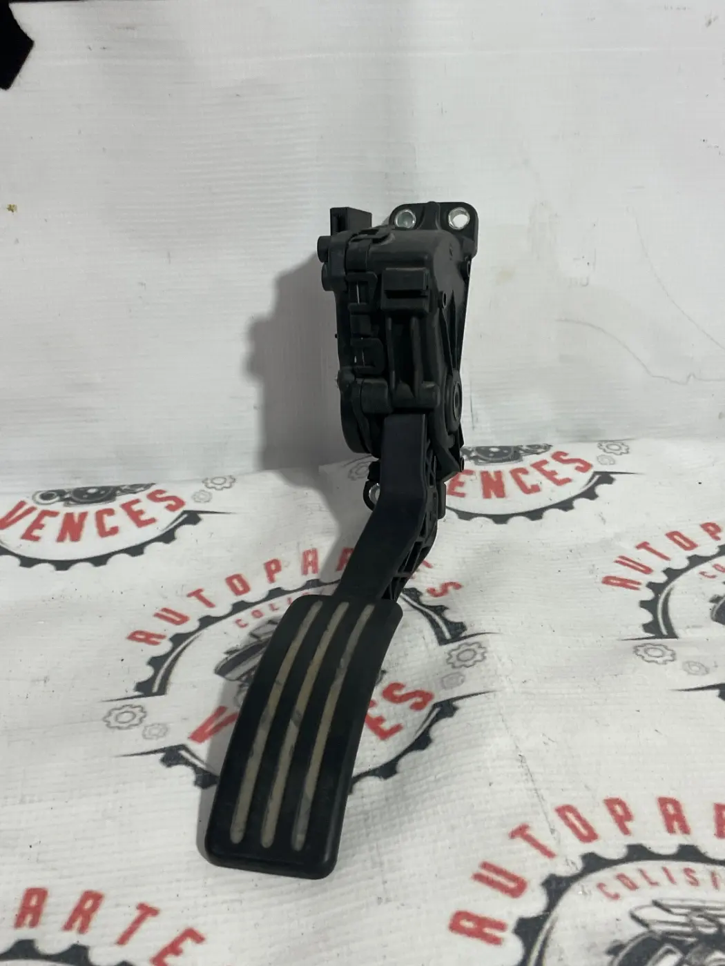 PEDAL ACELERADOR ELECTRONICO DELANTERO RENAULT DUSTER 12-18. Fotografía 1