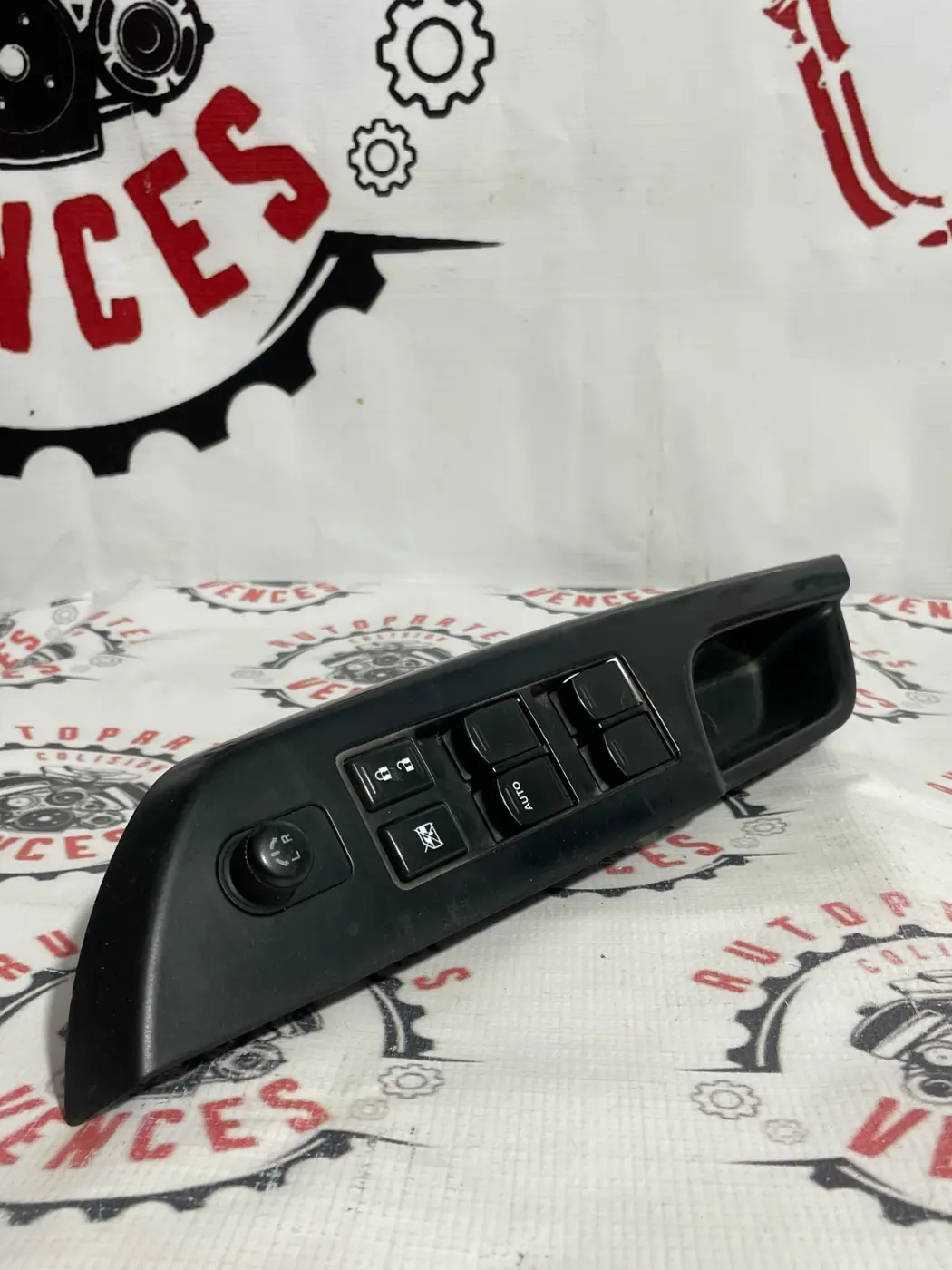 BOTON ELEVADOR DE VIDRIO DELANTERO IZQUIERDO SUZUKI SWIFT 10-17. Fotografía 1