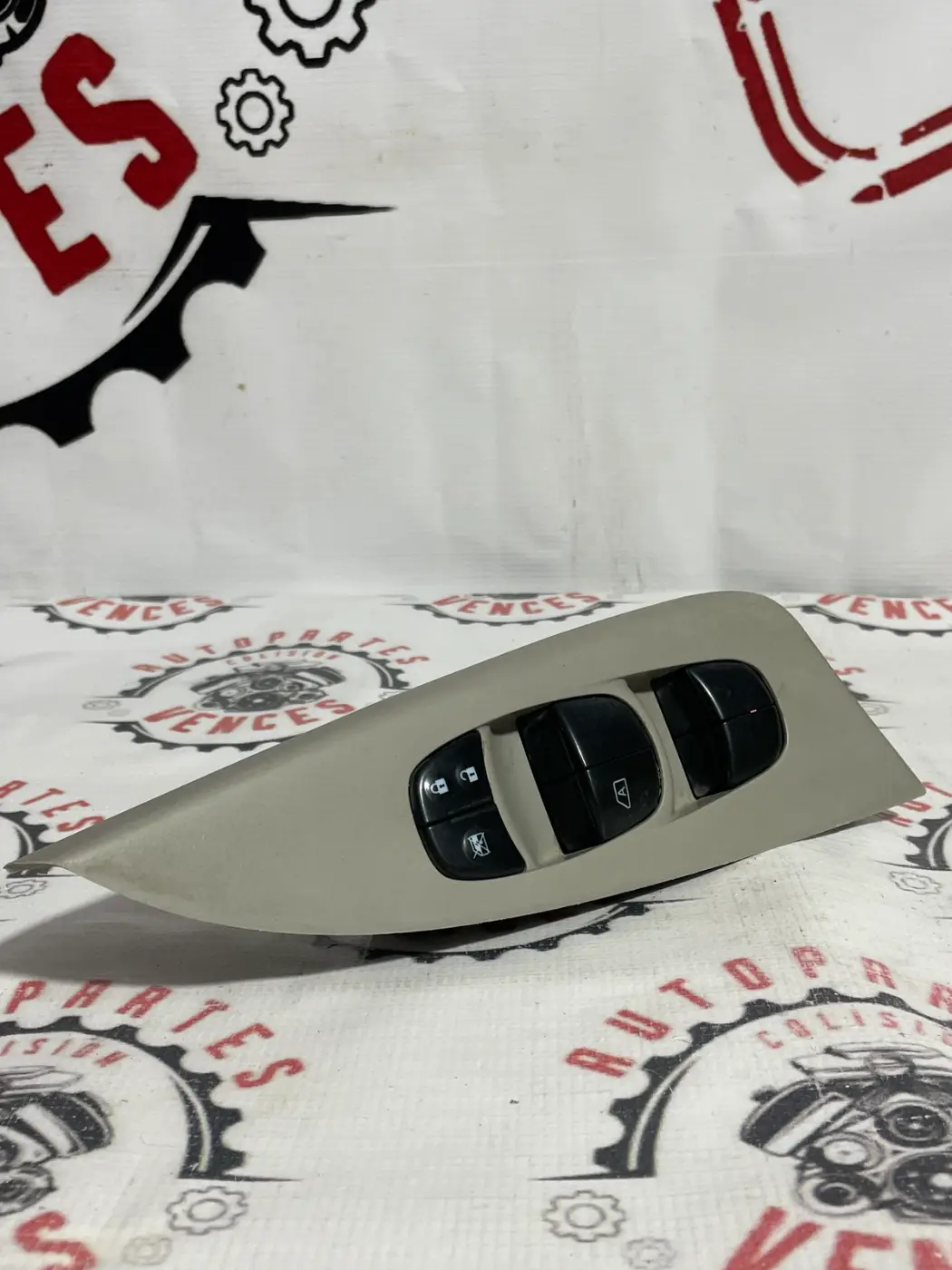 BOTON ELEVADOR DE VIDRIO DELANTERO IZQUIERDO NISSAN SENTRA 13-19. Fotografía 1