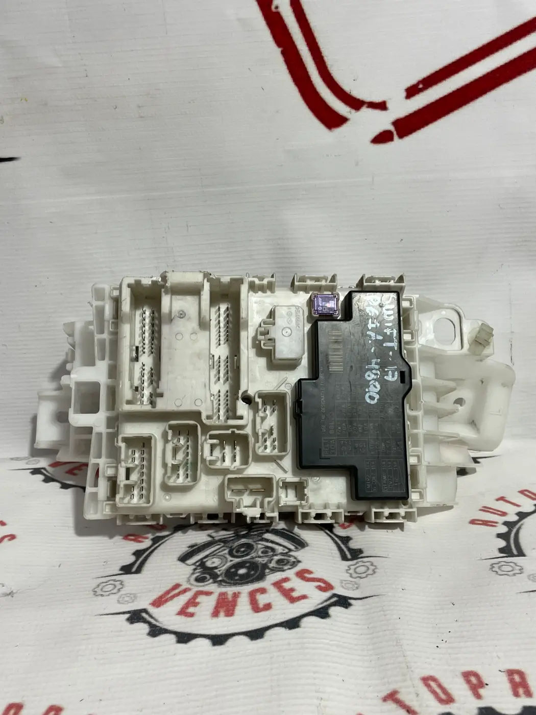 MODULO DE CONTROL DE CARROCERIA (BCM) DELANTERO SUZUKI SWIFT 12-17. Fotografía 1