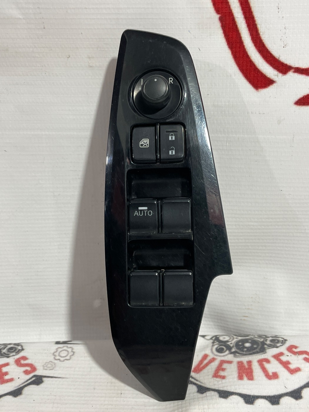 BOTON ELEVADOR DE VIDRIO DELANTERO IZQUIERDO MAZDA M3 14-18. Fotografía 1