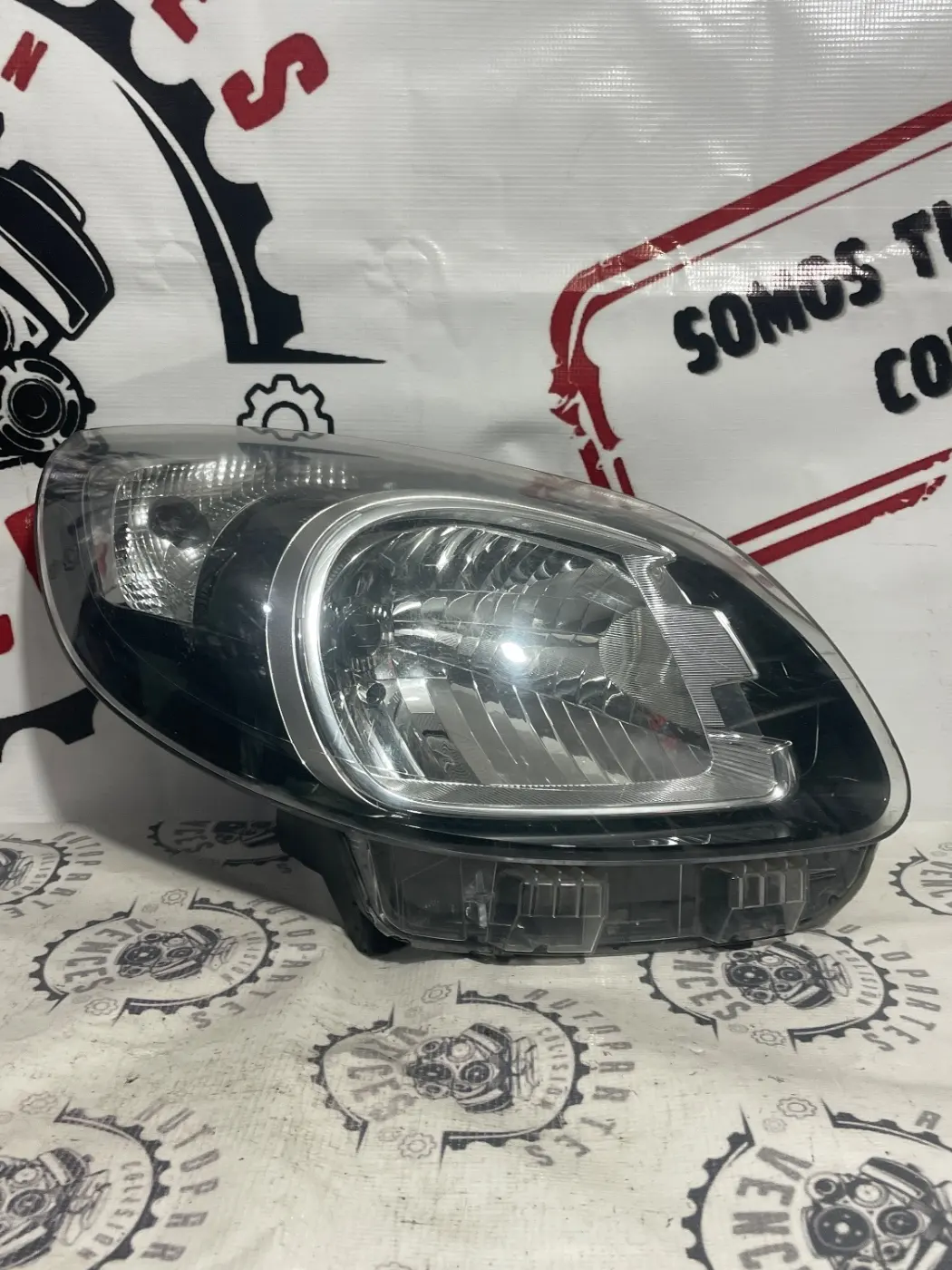 FARO DERECHO RENAULT KANGOO 14-24. Fotografía 1