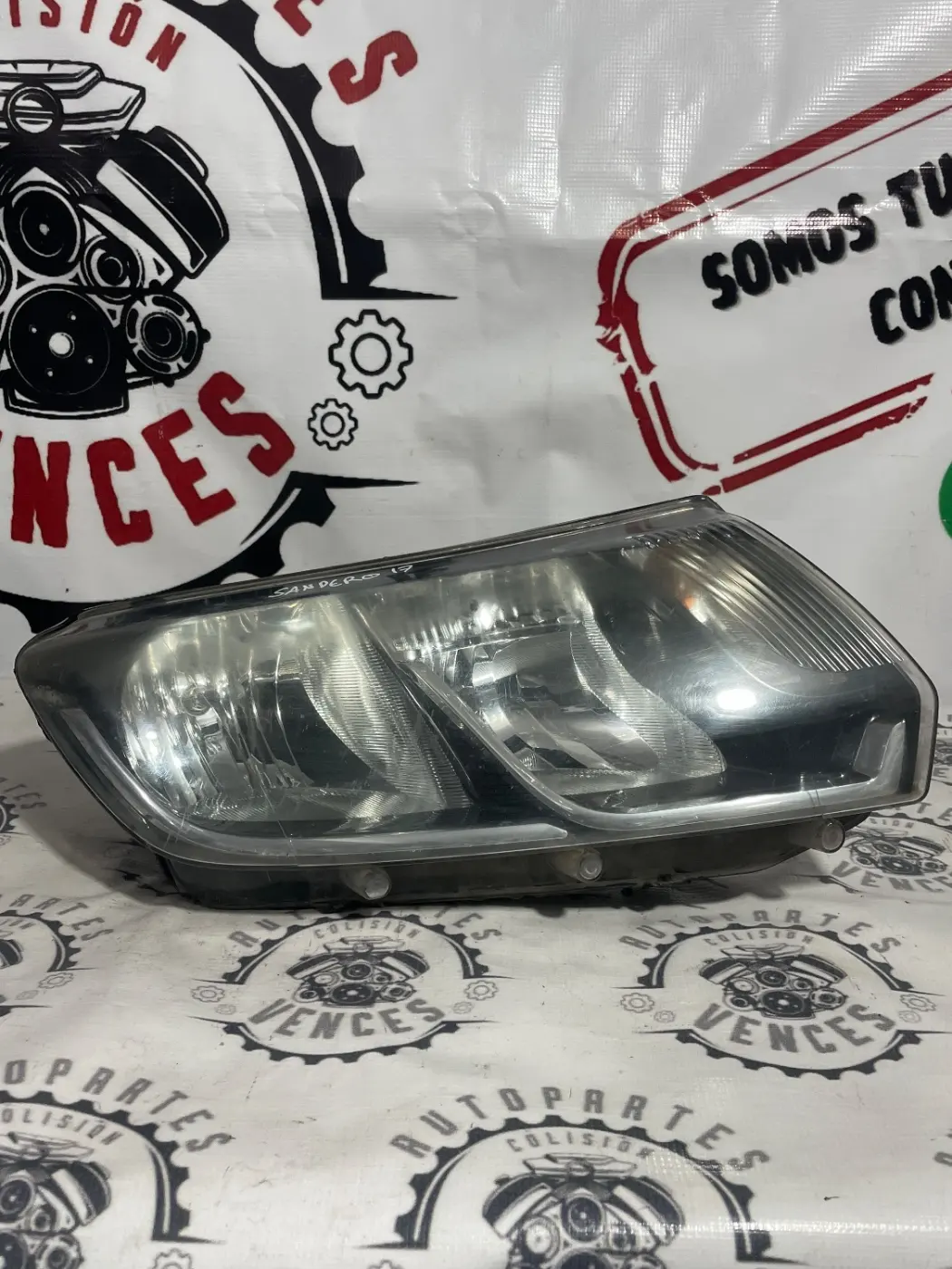 FARO DERECHO RENAULT SANDERO 14-19. Fotografía 1