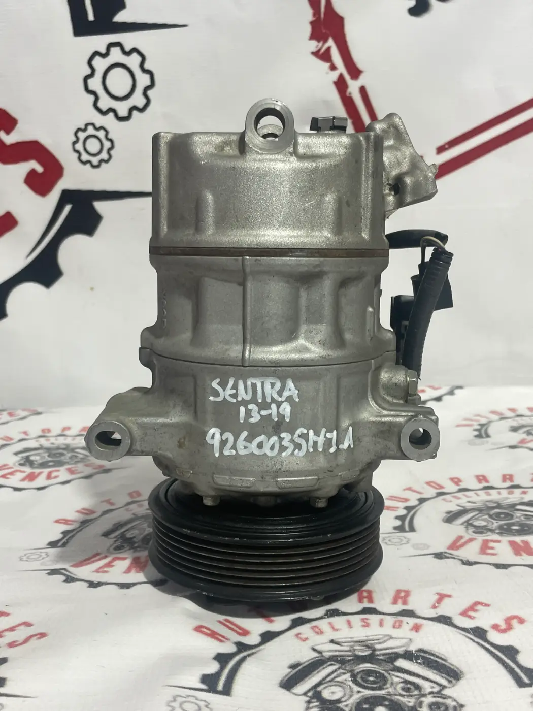 COMPRESOR DE A/C DELANTERO NISSAN SENTRA 13-19. Fotografía 1