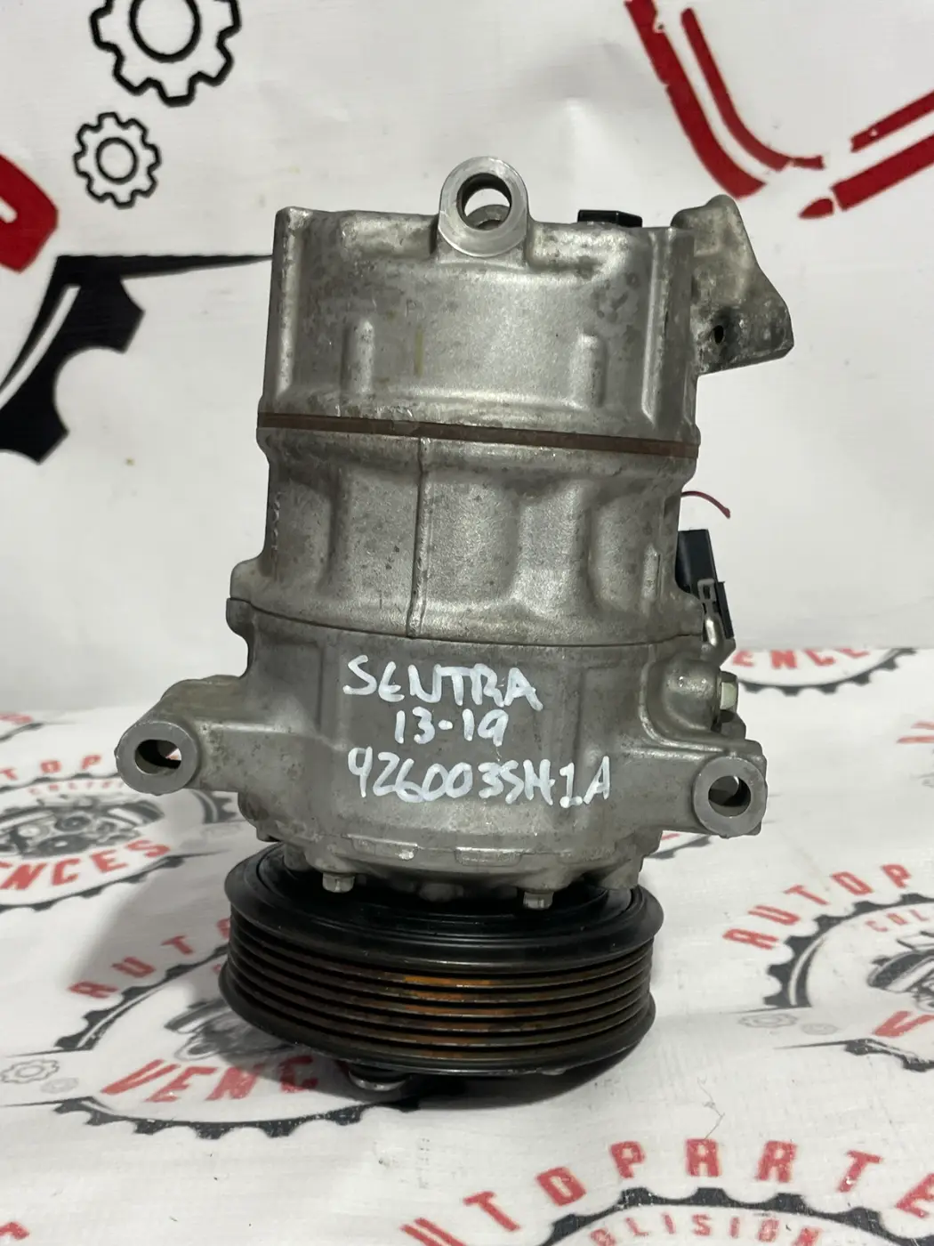 COMPRESOR DE A/C DELANTERO NISSAN SENTRA 13-19. Fotografía 1