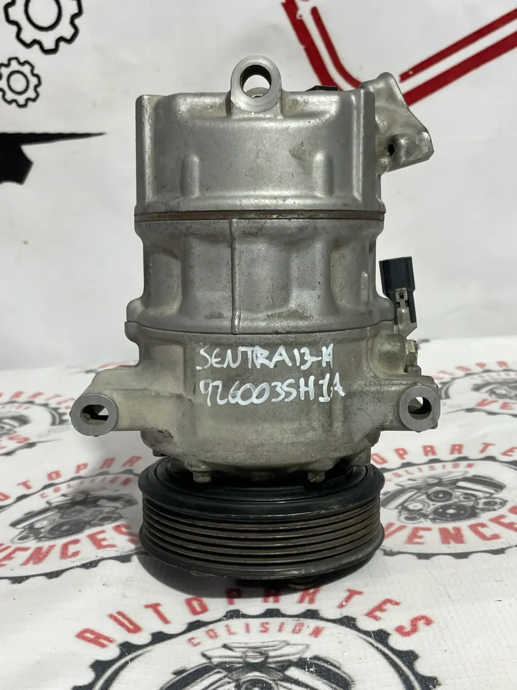 COMPRESOR DE A/C DELANTERO NISSAN SENTRA 13-19. Fotografía 1