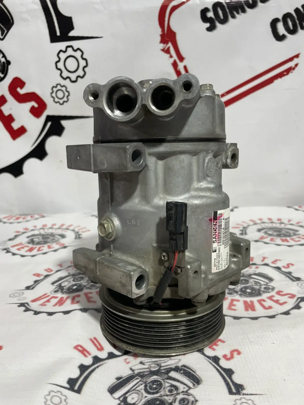 COMPRESOR DE A/C DELANTERO RENAULT OROCH 12-19. Fotografía 1