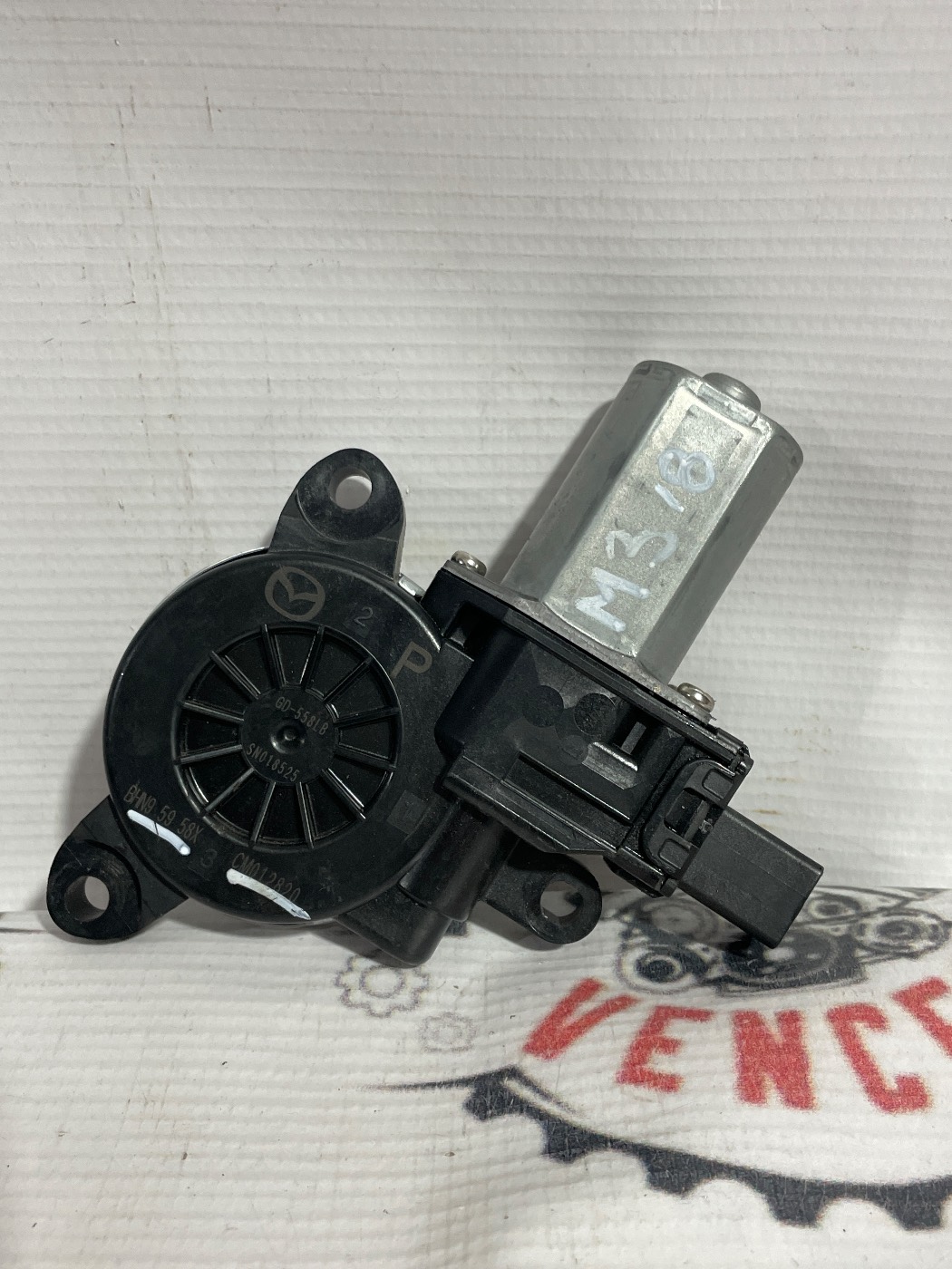 MOTOR DE VENTANA IZQUIERDO MAZDA M3 14-18. Fotografía 1