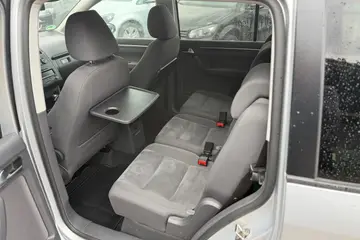 Volkswagen Touran 2,0TDI 103kW DSG Highline 5míst | Ojety... - fotografie 5