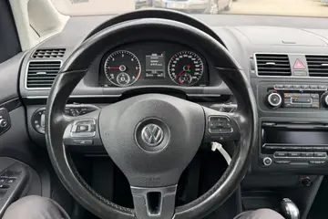 Volkswagen Touran 2,0TDI 103kW DSG Highline 5míst | Ojety... - fotografie 8