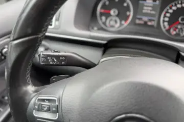 Volkswagen Touran 2,0TDI 103kW DSG Highline 5míst | Ojety... - fotografie 9