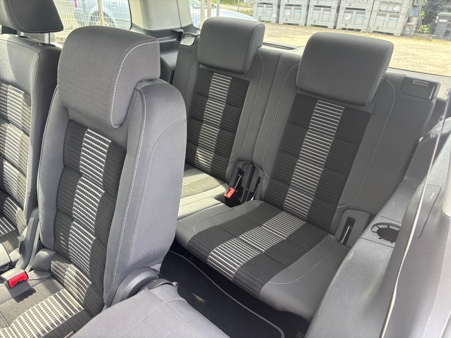 Volkswagen Touran UNITED 7-míst  - pohled 13