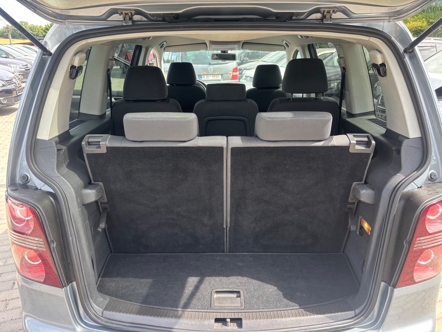 Volkswagen Touran UNITED 7-míst  - pohled 14