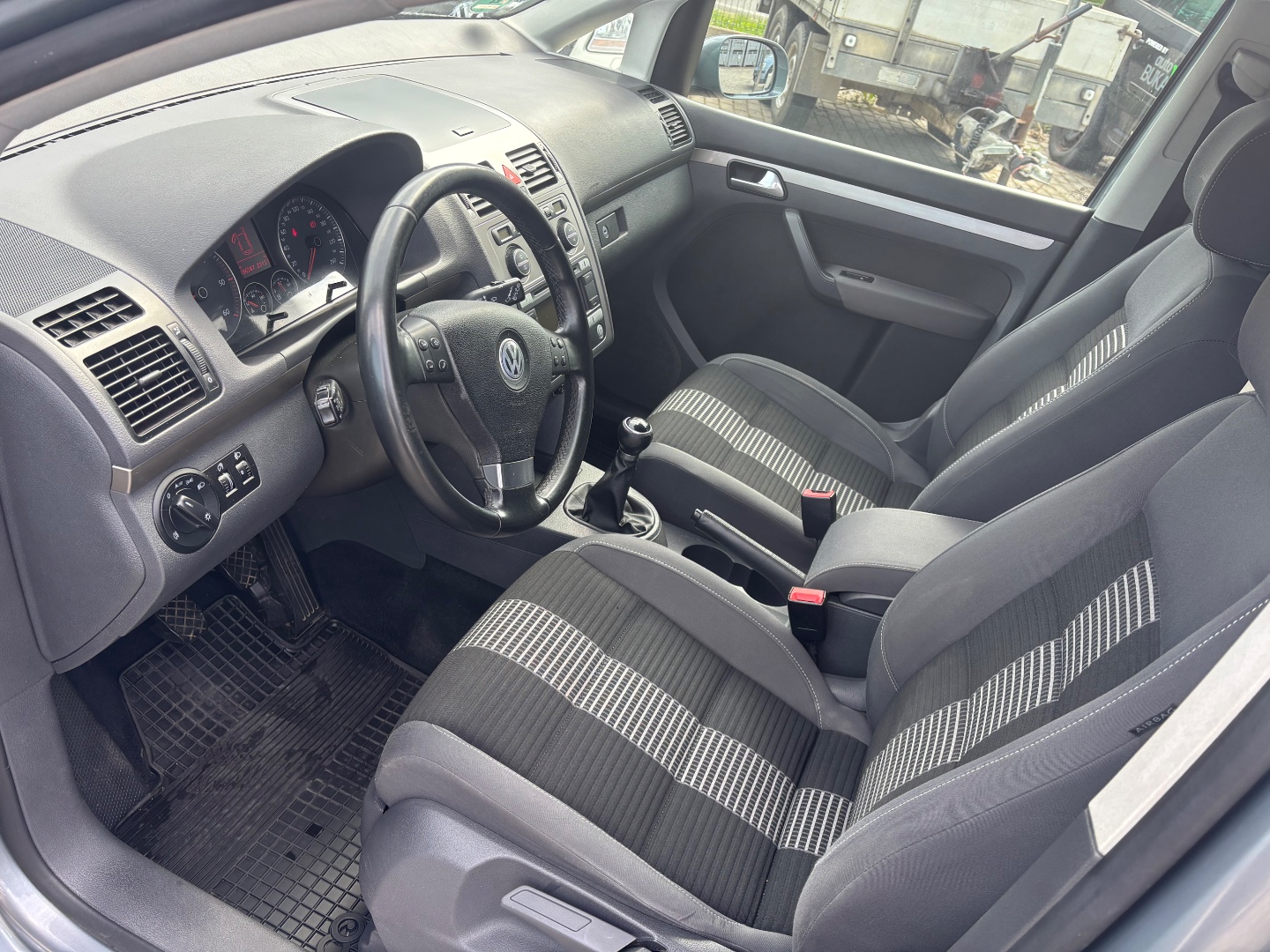 Volkswagen Touran UNITED 7-míst  - pohled 5