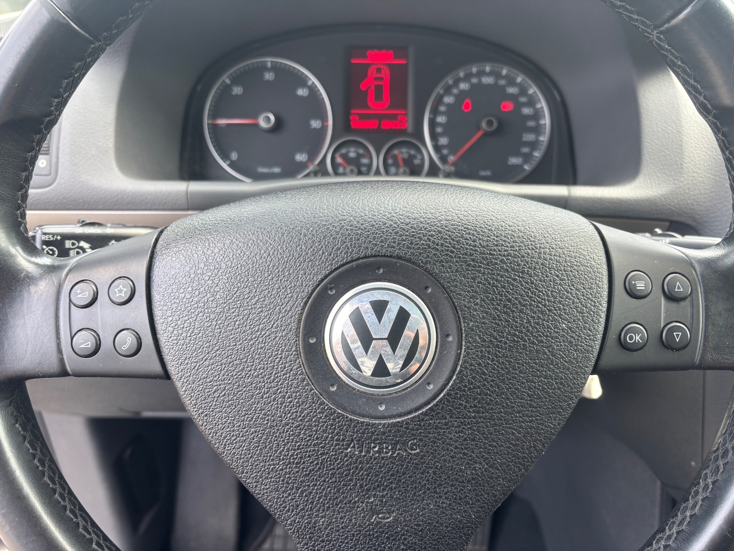 Volkswagen Touran UNITED 7-míst  - pohled 8