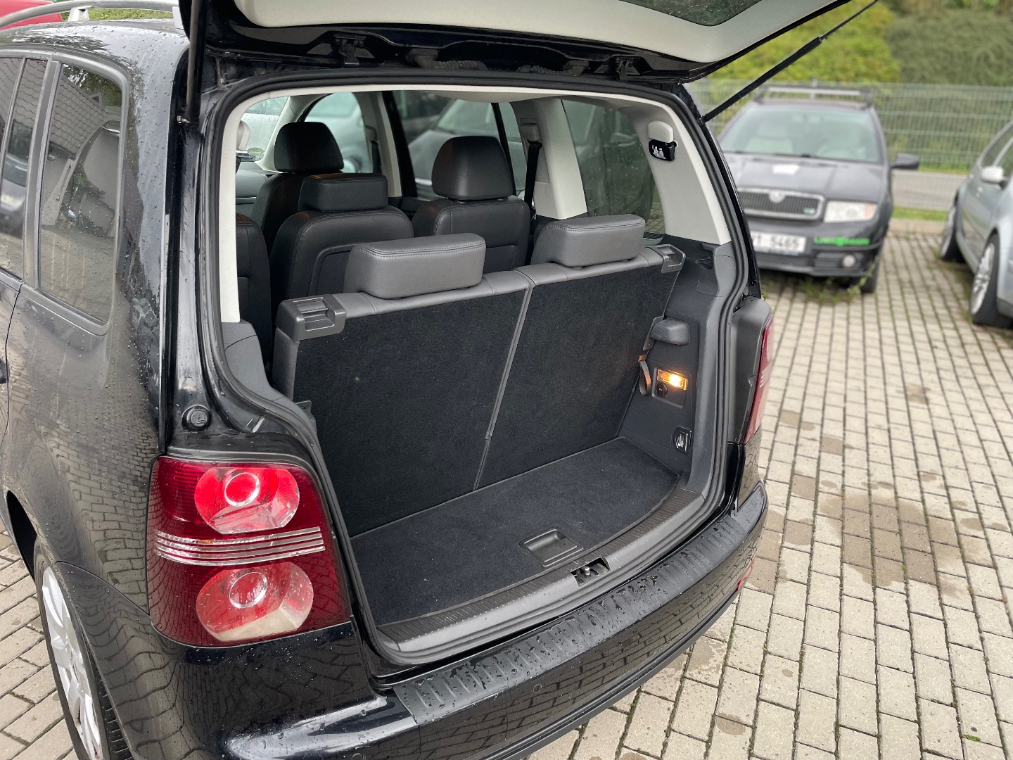 Volkswagen Touran 1,9TDI 77kW Highline 7míst  - pohled 13
