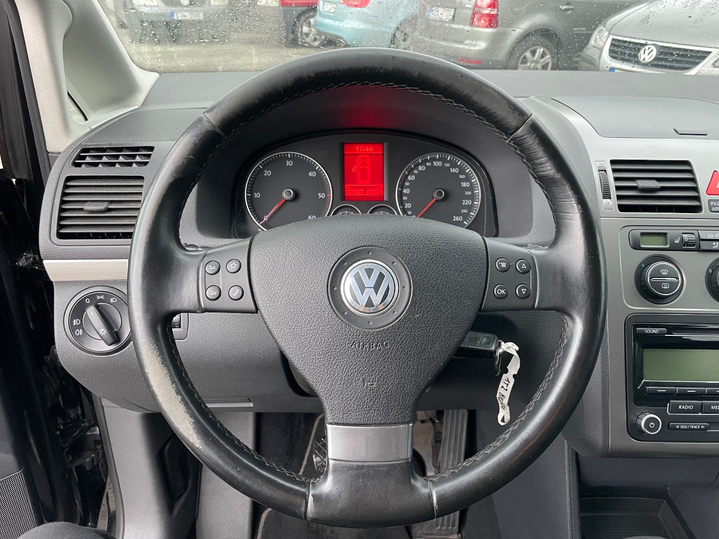 Volkswagen Touran 1,9TDI 77kW Highline 7míst  - pohled 6