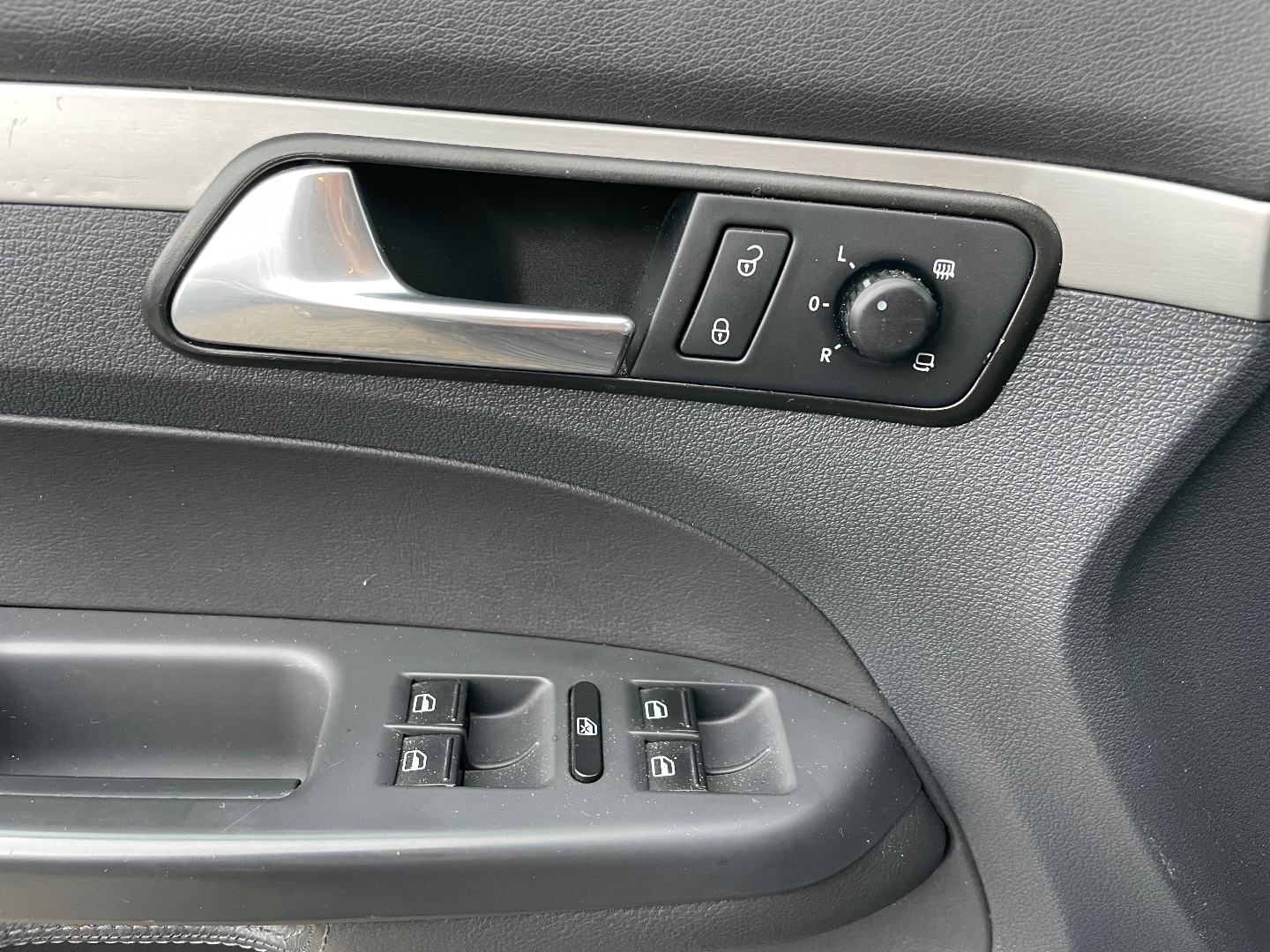 Volkswagen Touran 1,9TDI 77kW Highline 7míst  - pohled 9