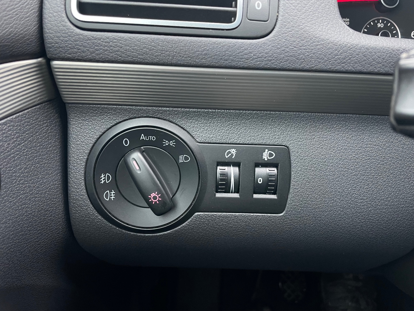 Volkswagen Touran 2,0TDI 103kW 5míst ZÁRUKA  - pohled 9