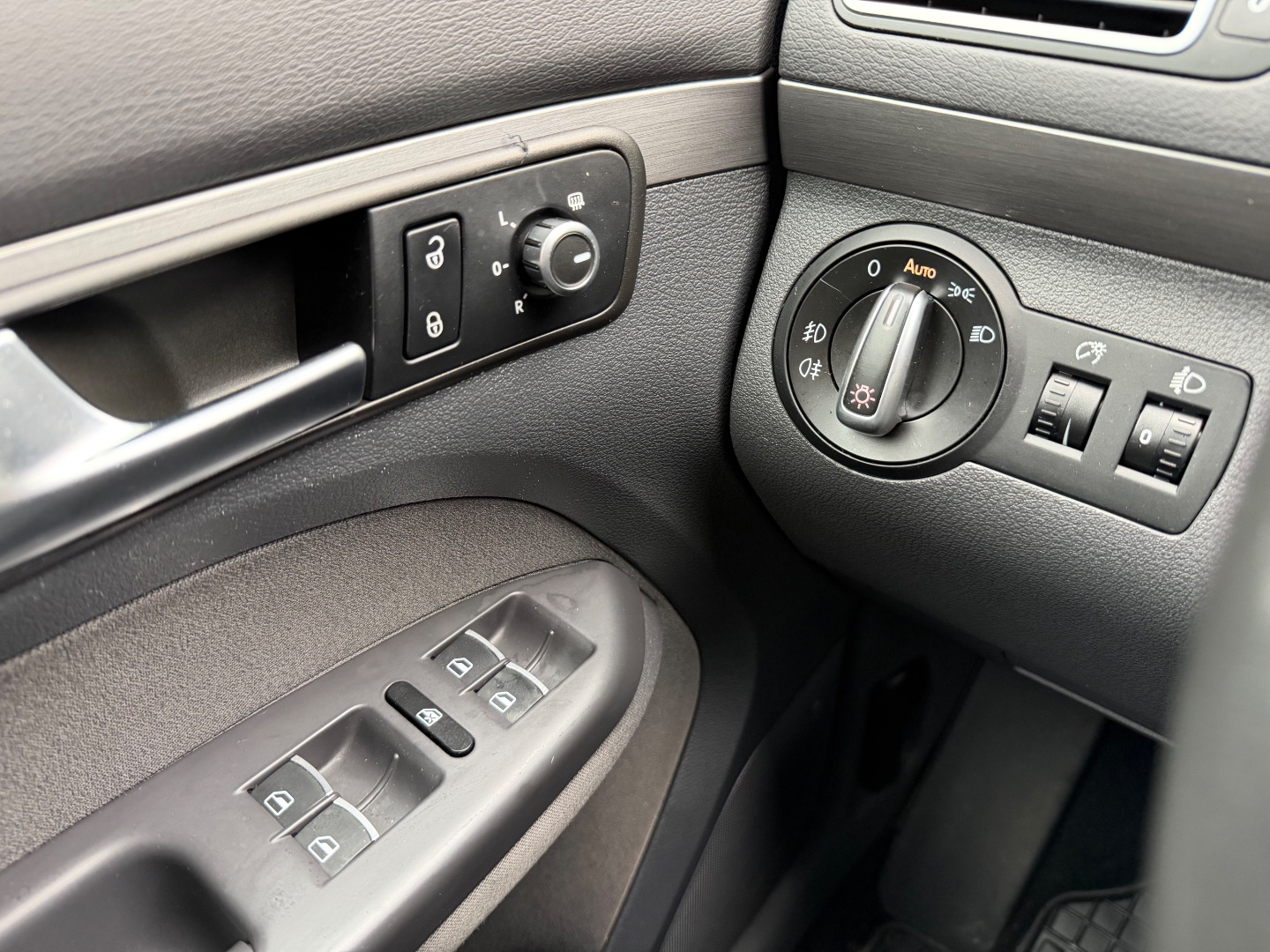 Volkswagen Touran CROSS 2,0TDi 103kW 7míst ZÁRUKA  - pohled 13