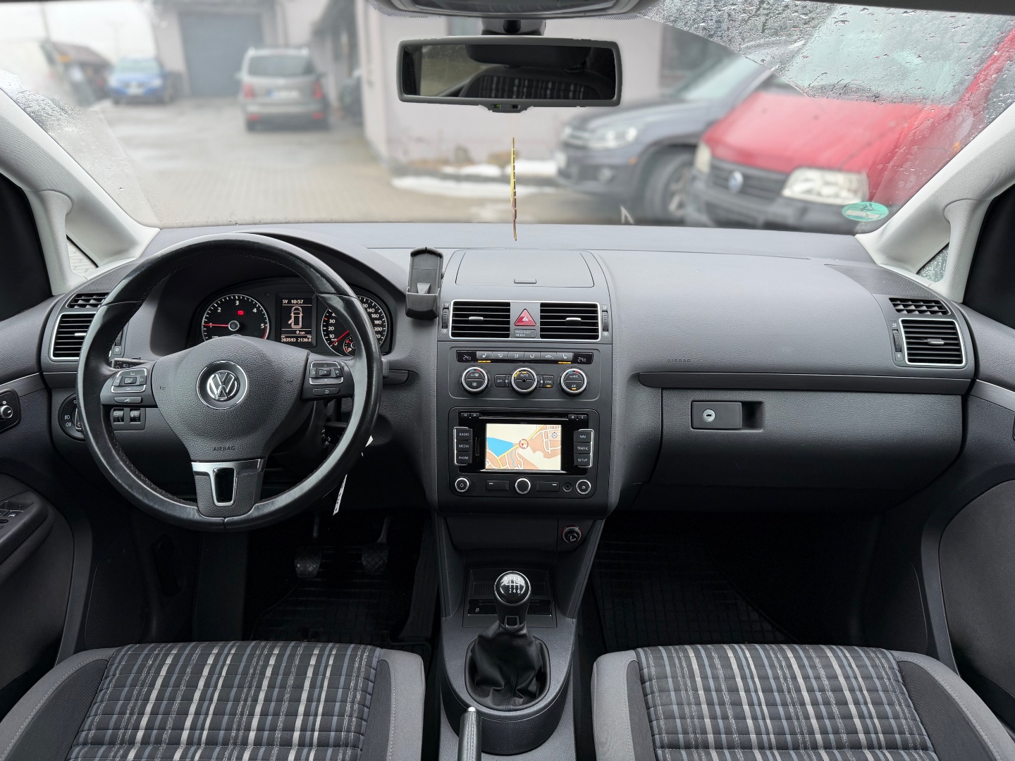 Volkswagen Touran CROSS 2,0TDi 103kW 7míst ZÁRUKA  - pohled 6