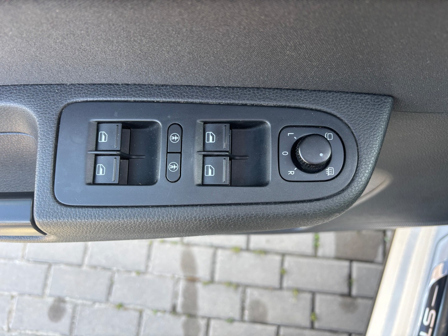 Volkswagen Sharan 2.0 TDi 4motion STYLE  - pohled 16