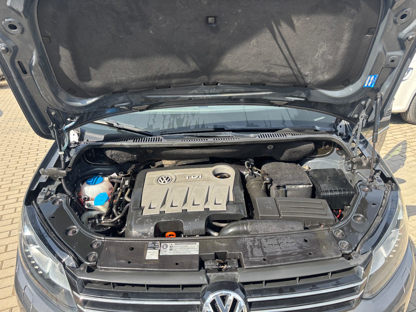 Volkswagen Touran 2.0 TDi 125 kw HIGHLINE DSG  - pohled 17