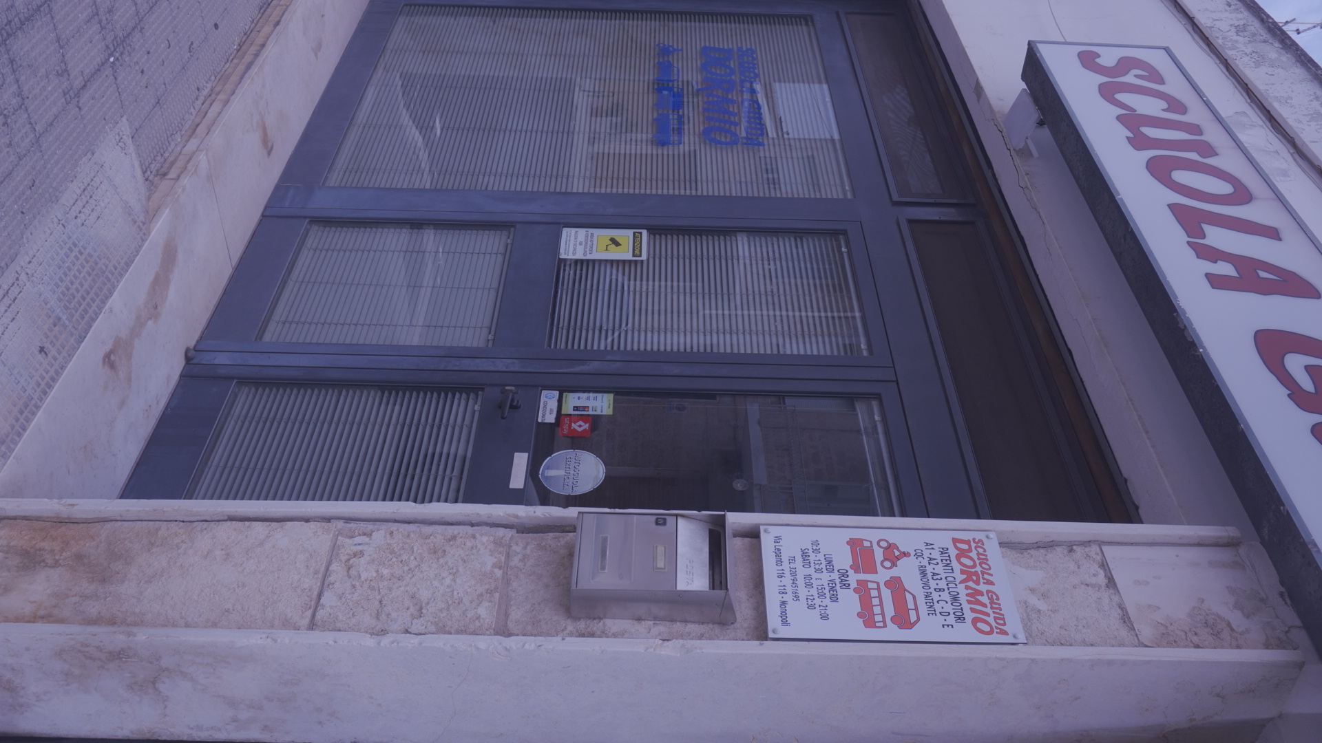 Ingresso della Scuola Guida Dormio in Via Lepanto a Monopoli