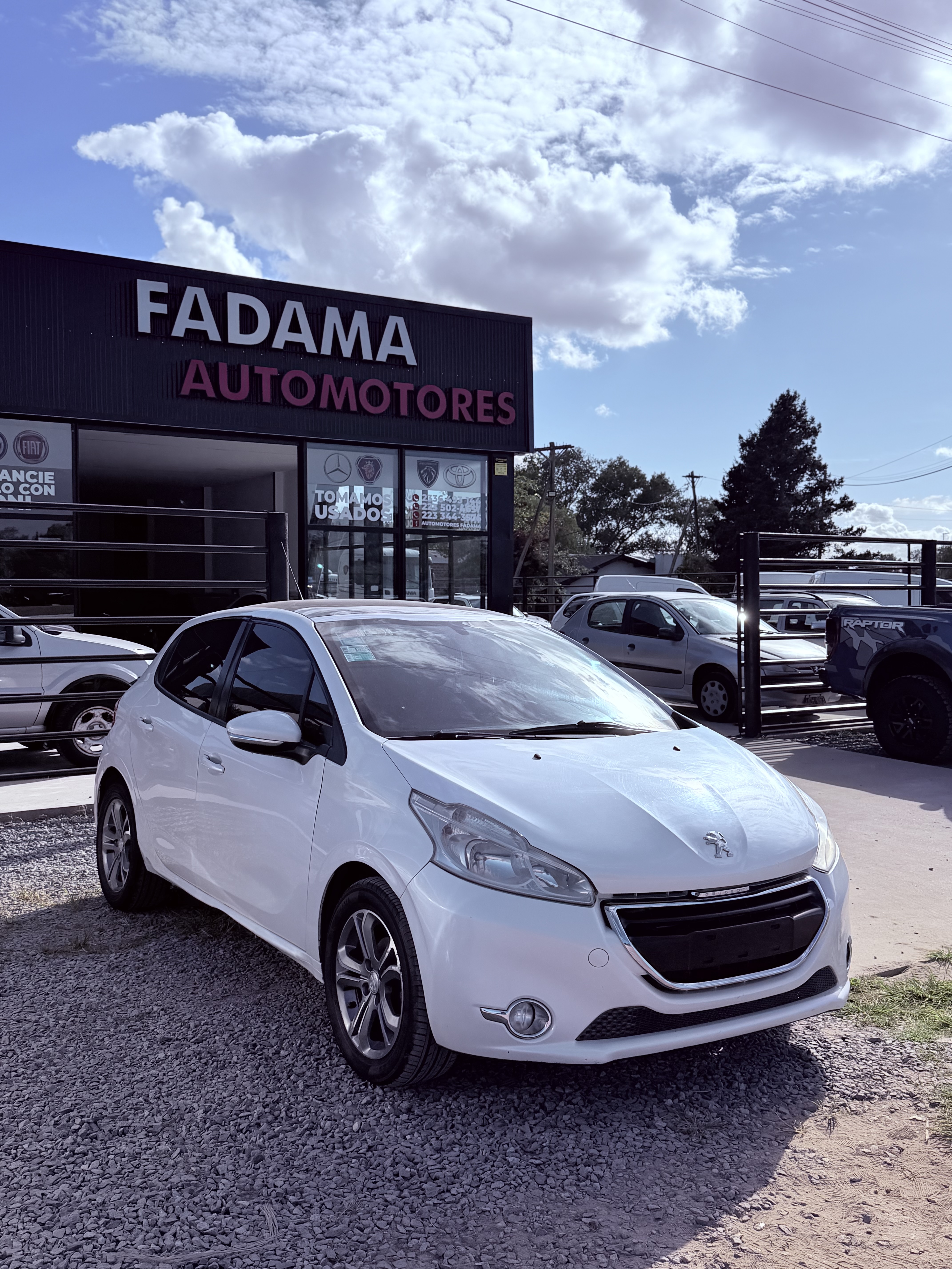 Peugeot 208 gallery 2