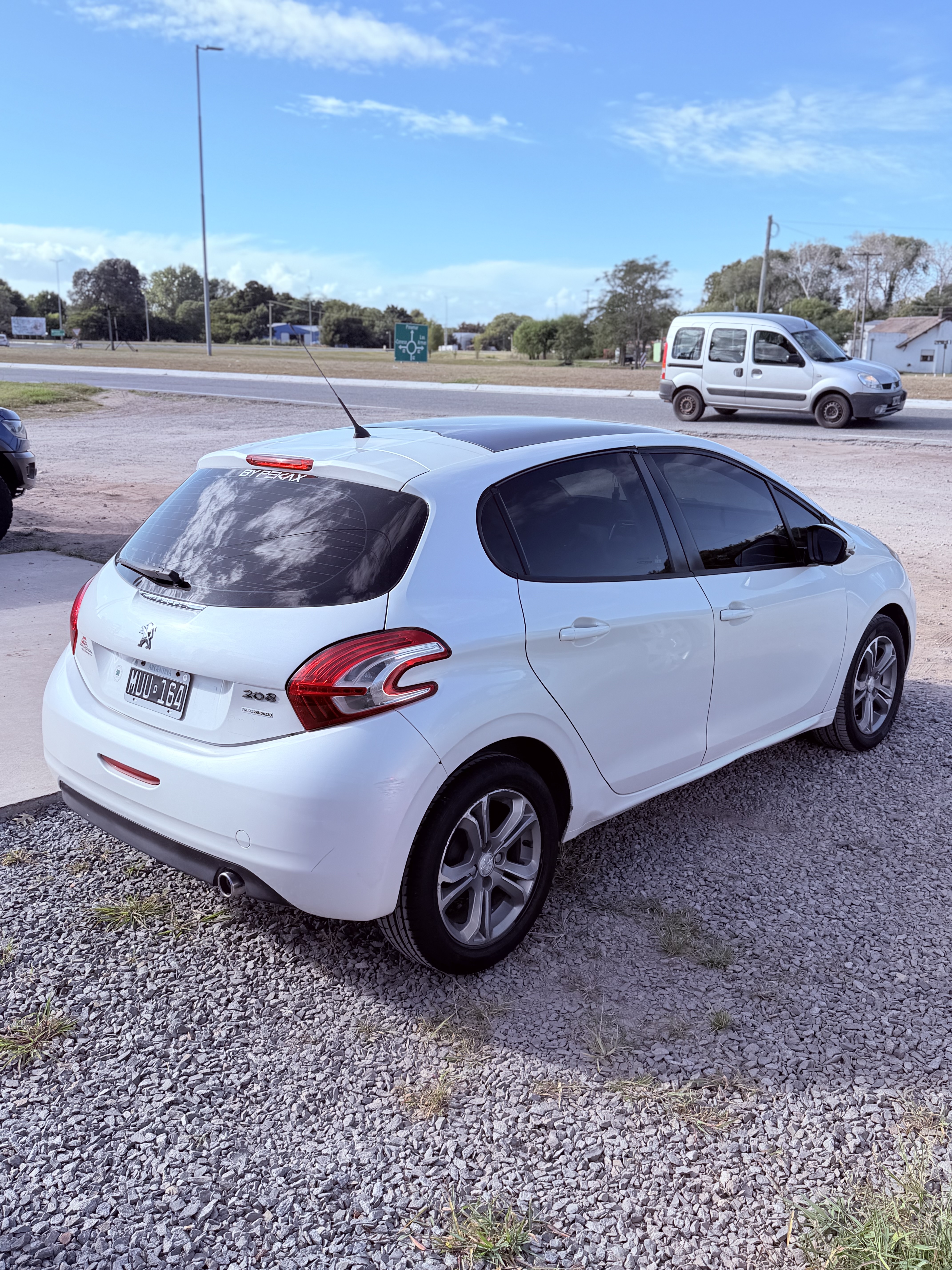 Peugeot 208 gallery 4