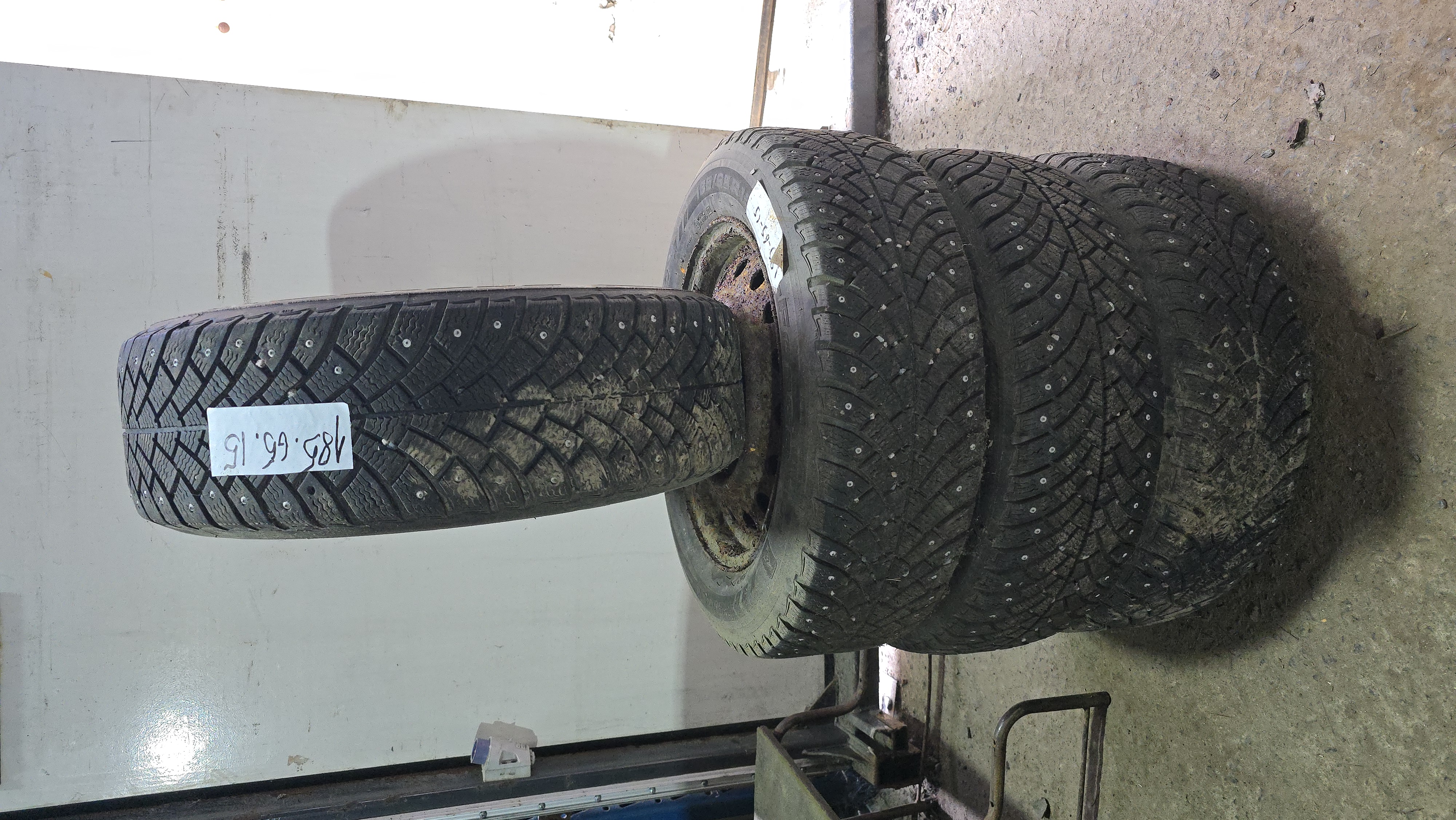 4/100 Vinterdäck 185/65 R15 · Set
