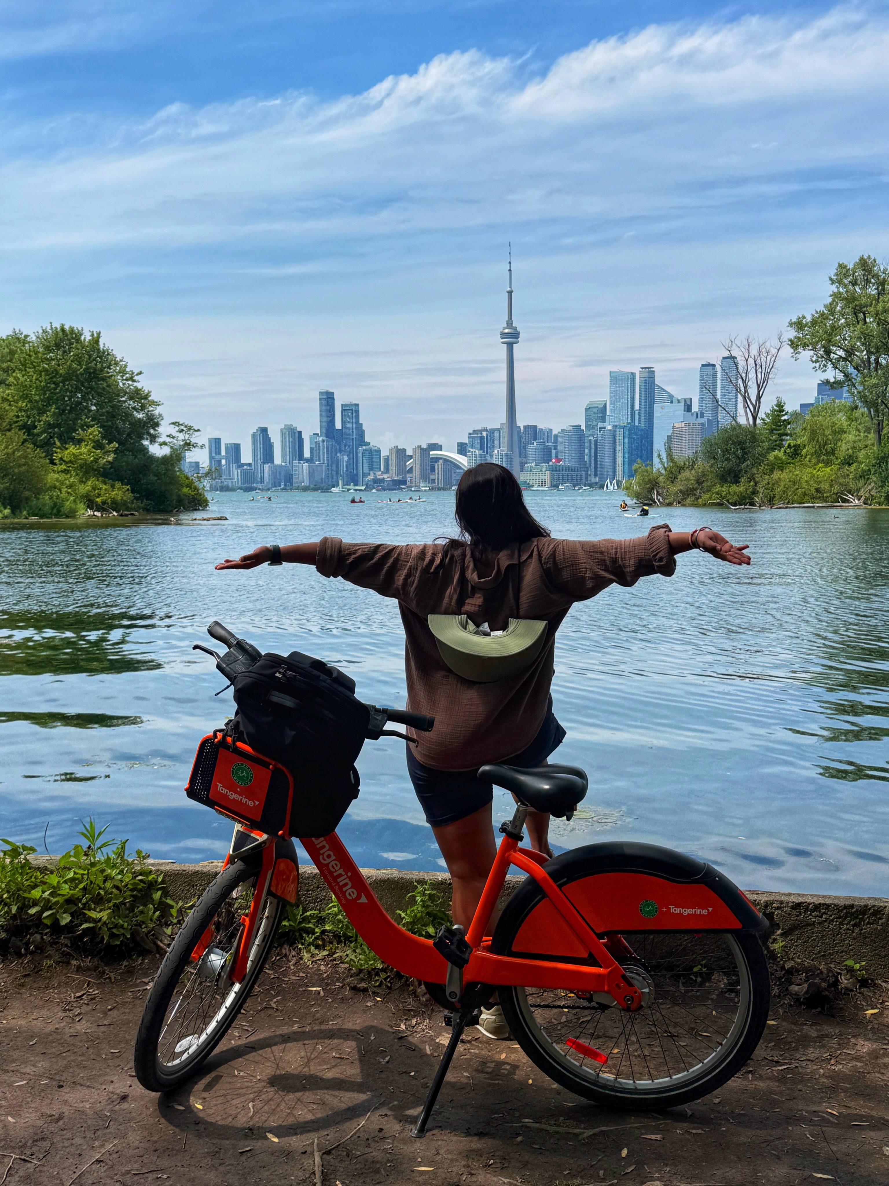 Mujer con bicicleta en Toronto