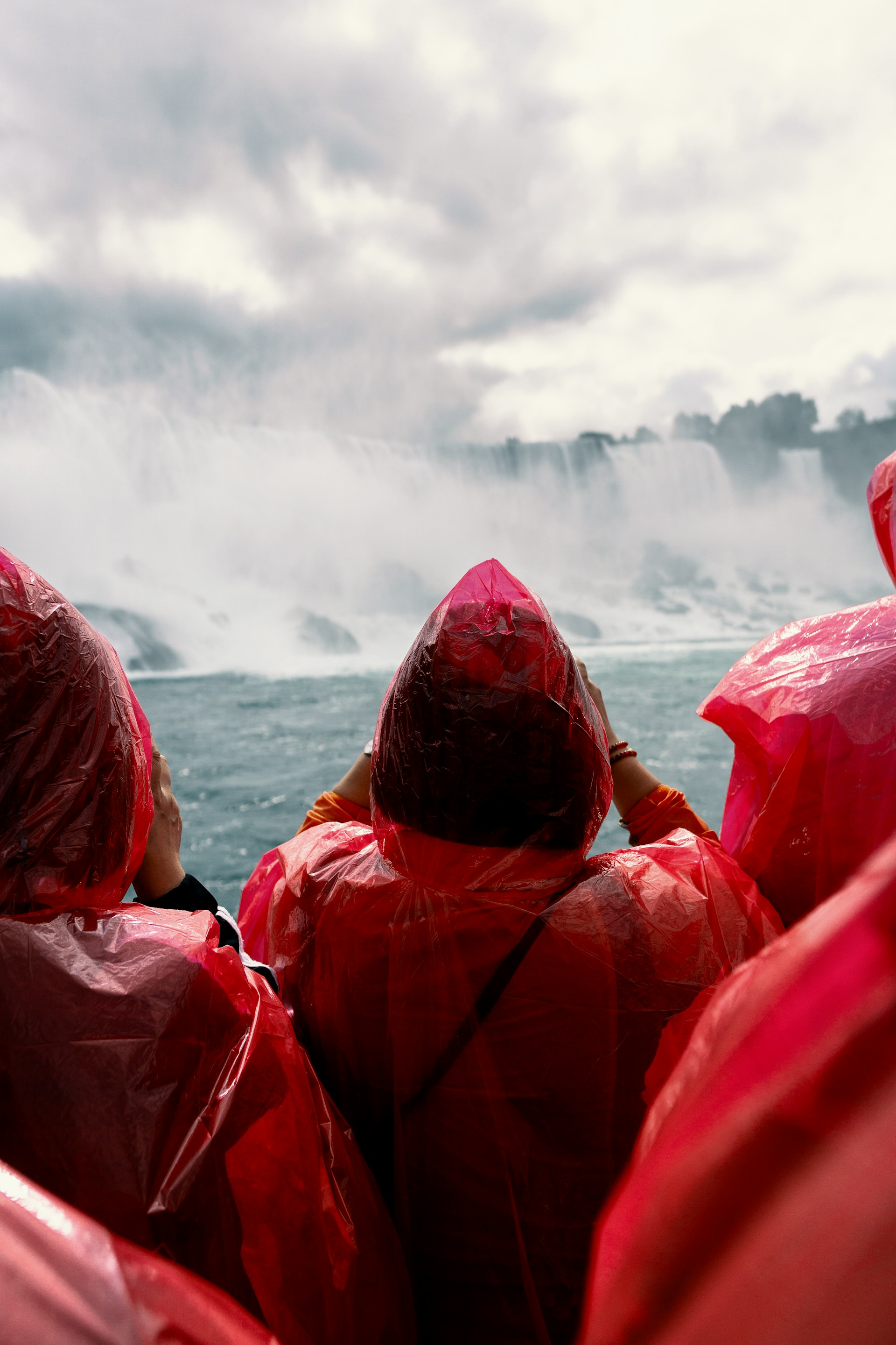 Paseo en barco por las Cataratas del Niágara con gente admirando la vista