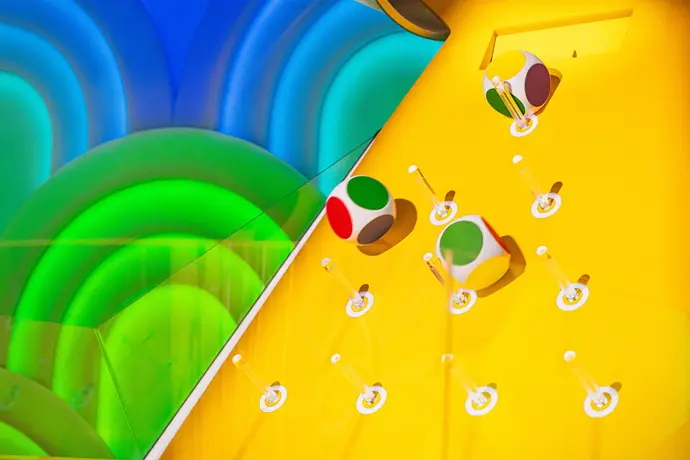 color-game-bonanza-multicoloured-dice-six-colours-pegs
