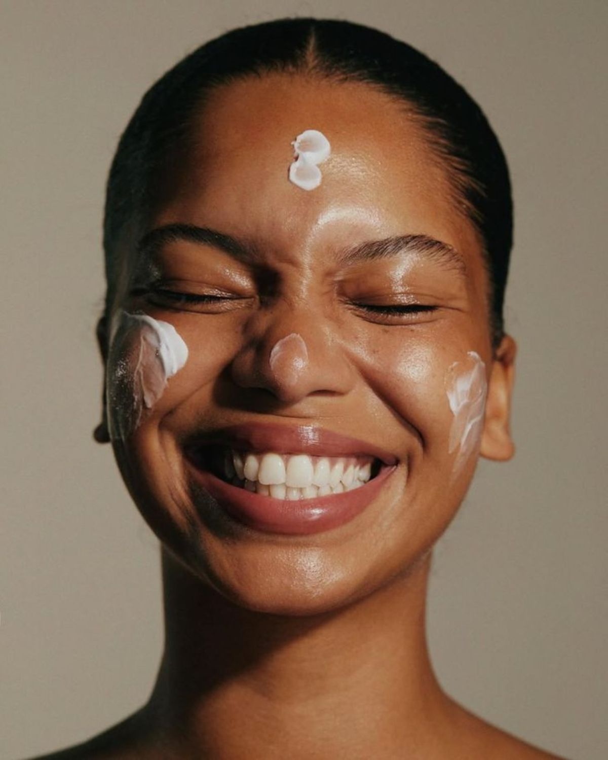 Rotina de skincare para pele oleosa: passo a passo para o controle do brilho