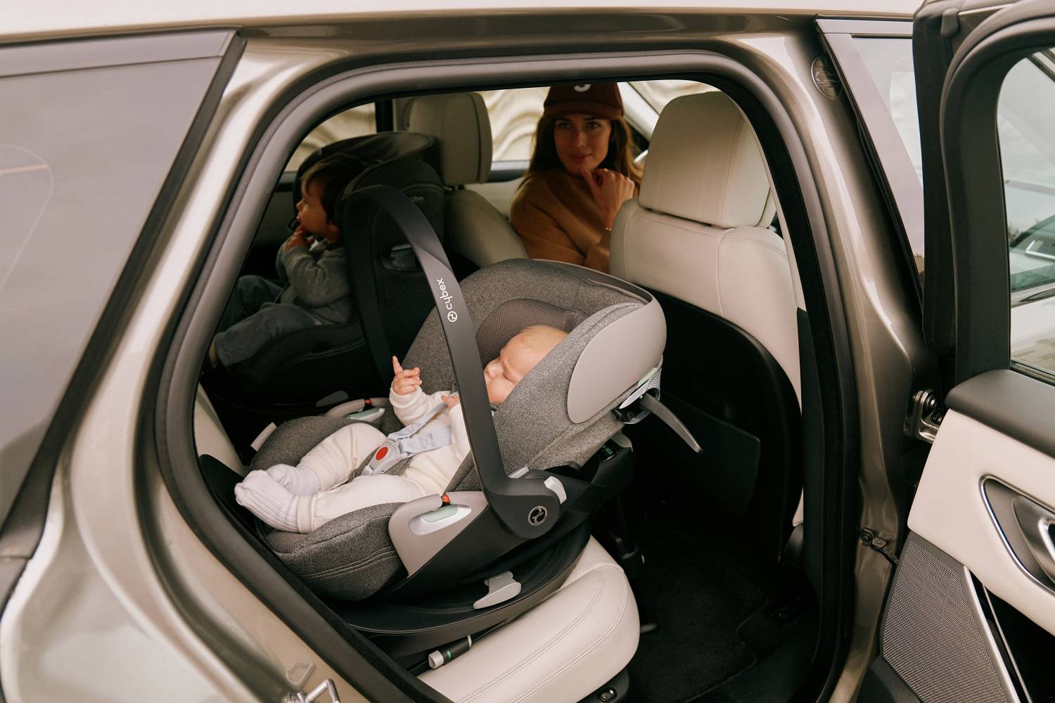 trygg bebis i bilbarnstol från BabySam