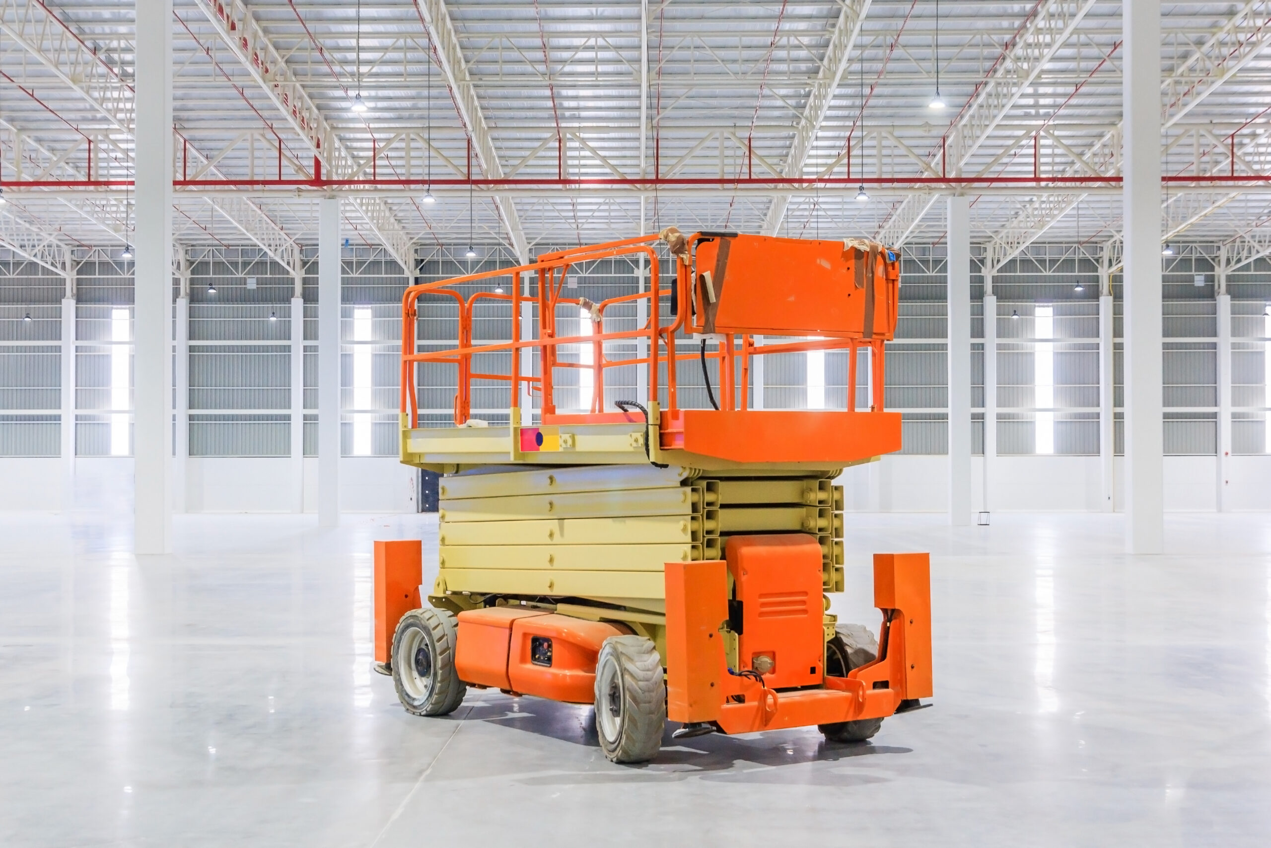 Hydraulic Scissor Lifts vs Electric Scissor Lifts: Pros and Cons