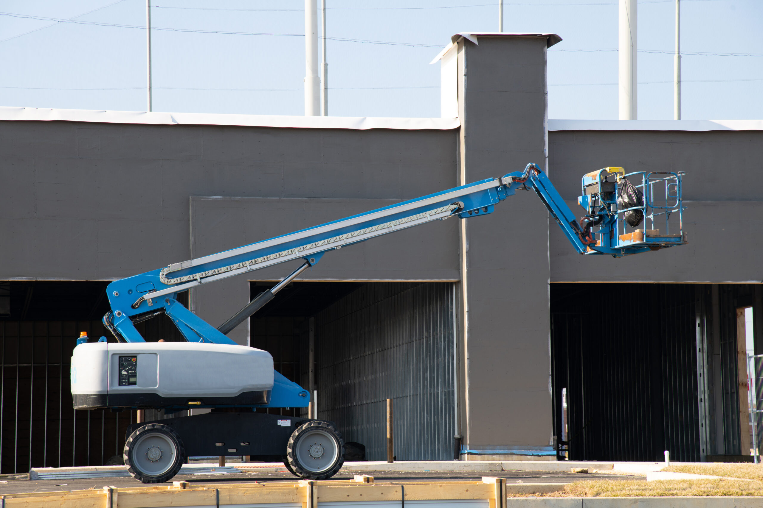 Understanding the Difference Between Scissor Lifts and Boom Lifts