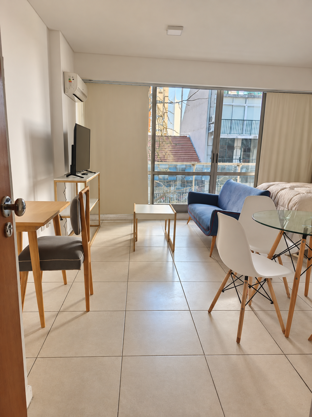 Monoambiente todo equipado, balcón grande y laundry en el edificio — foto 2