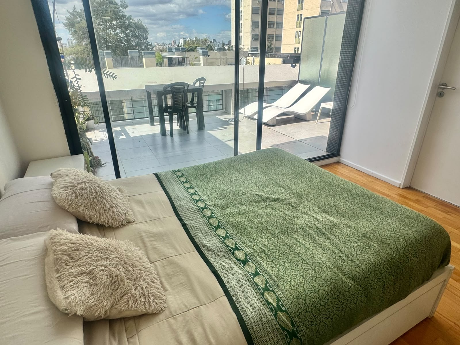 Monoambiente dividido con cocina separada y balcón terraza privado