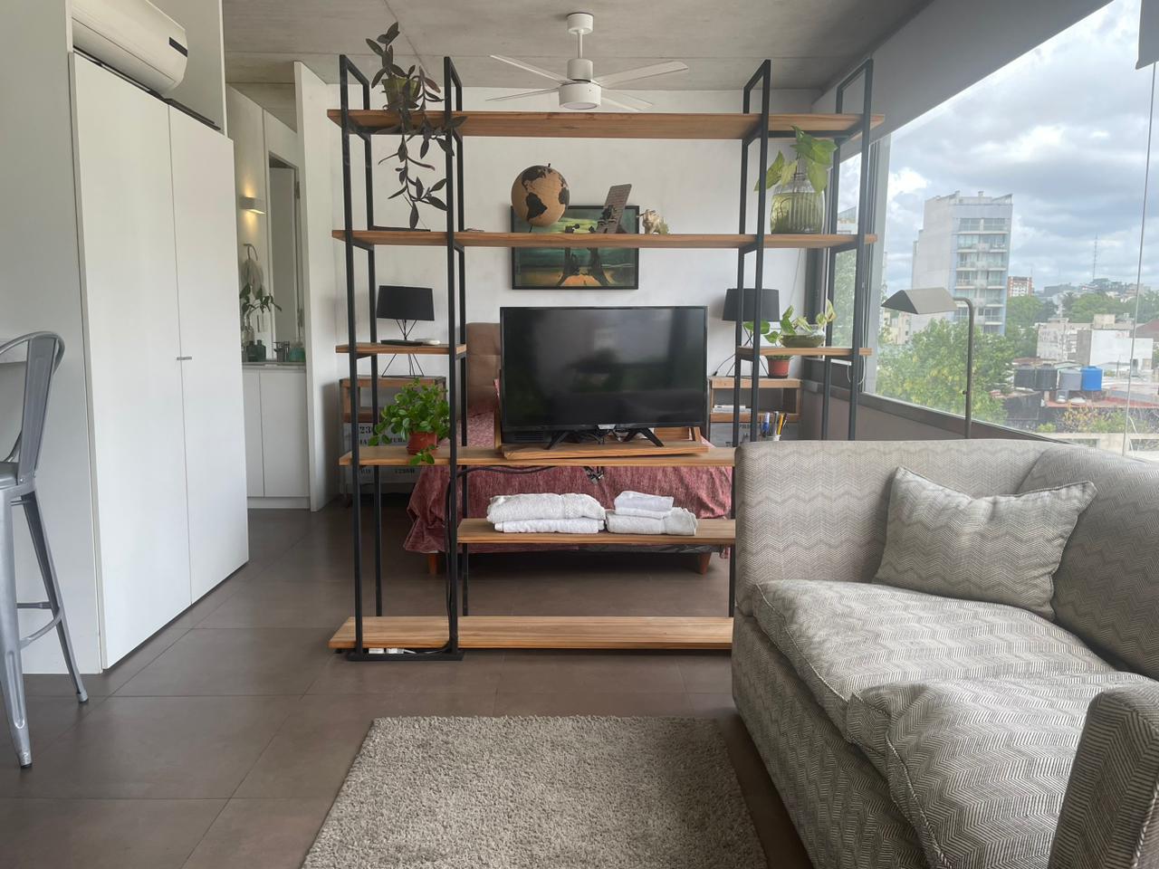 Amplio monoambiente con balcon terraza