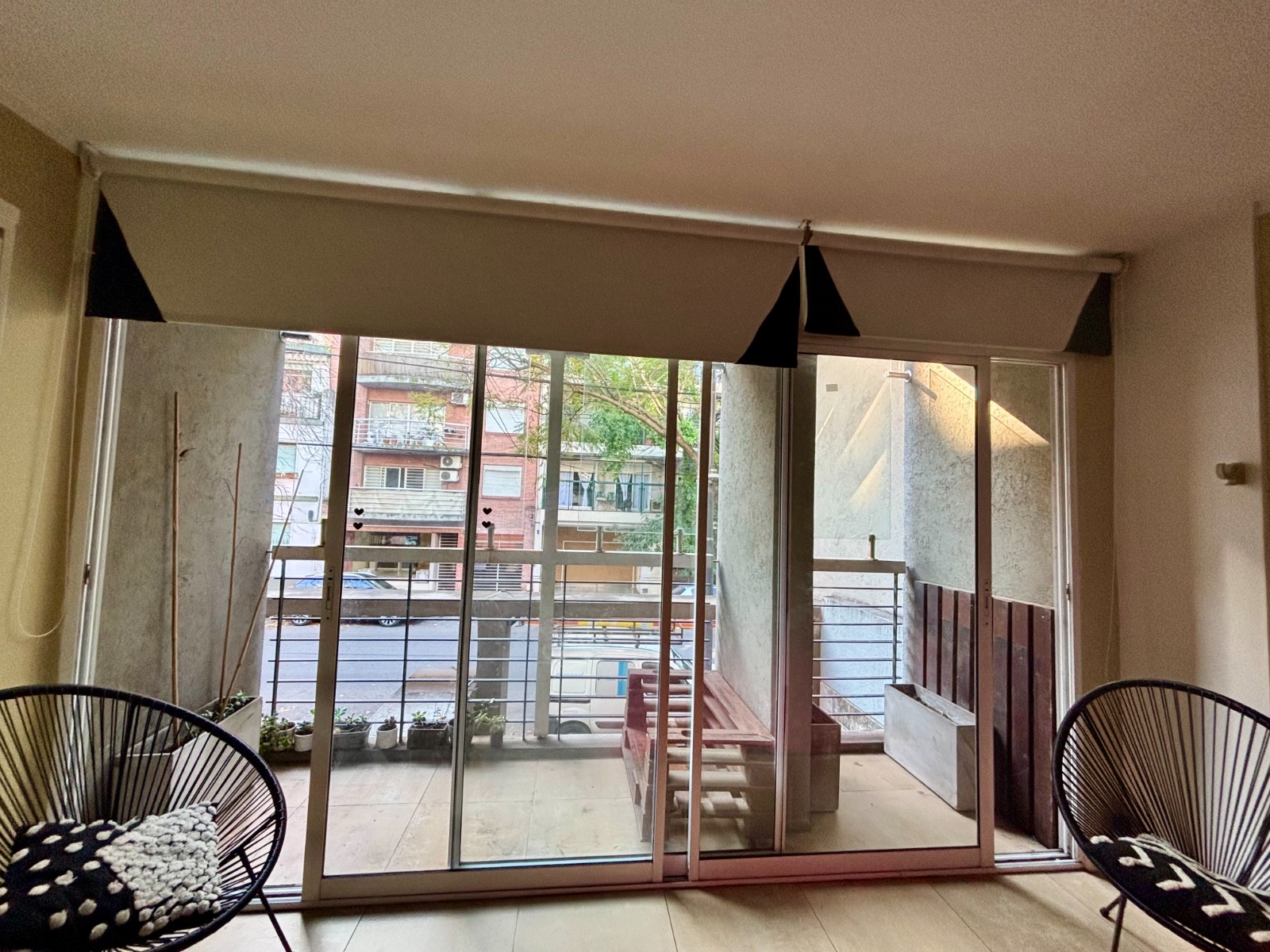 Moderno, luminoso y muy lindo monoambiente con balcón — foto 2
