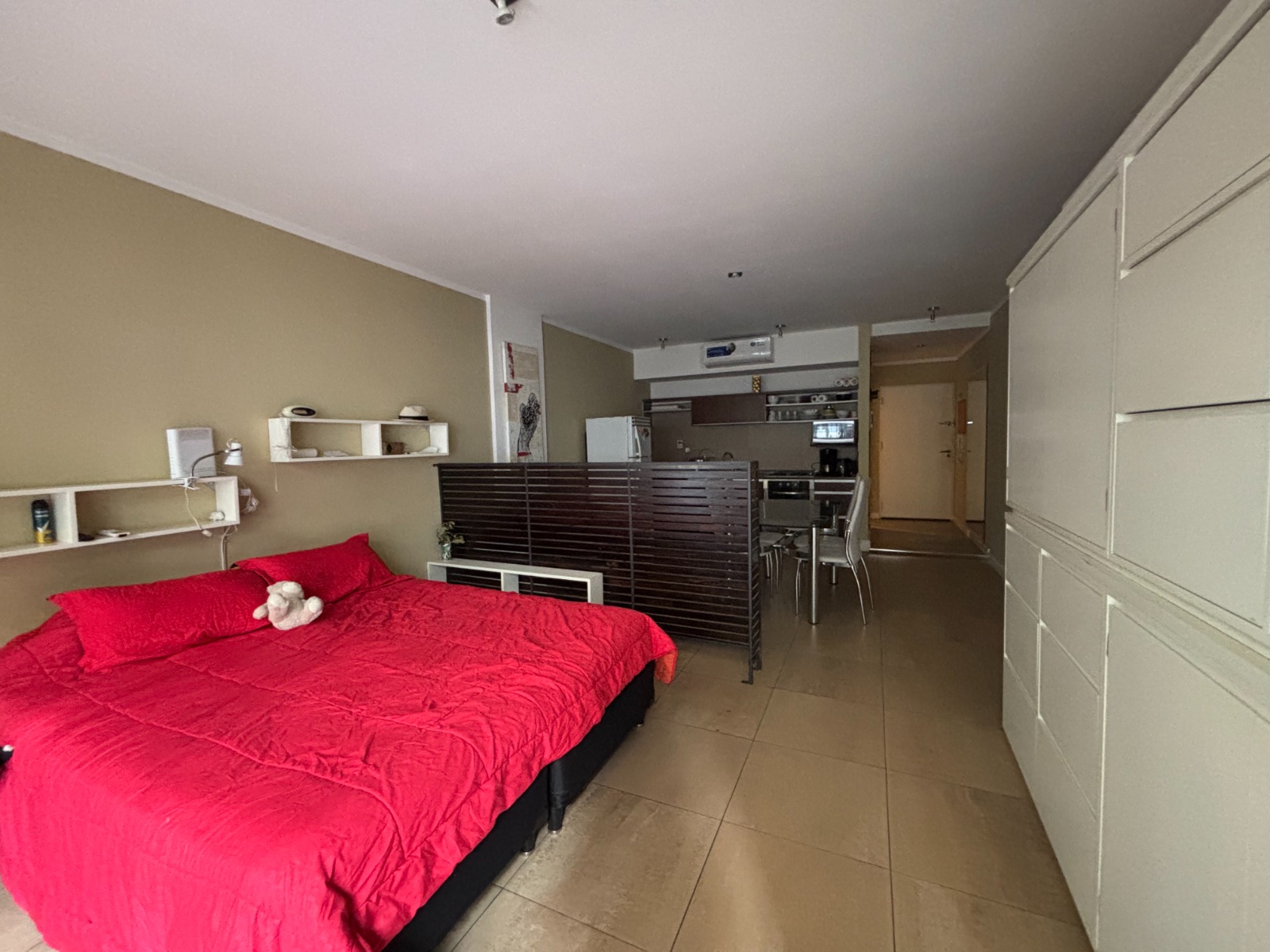 Moderno, luminoso y muy lindo monoambiente con balcón — foto 3