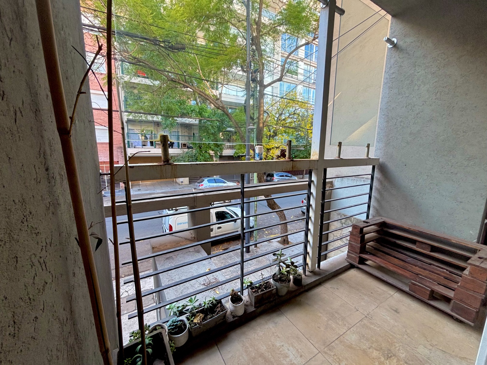 Moderno, luminoso y muy lindo monoambiente con balcón — foto 4