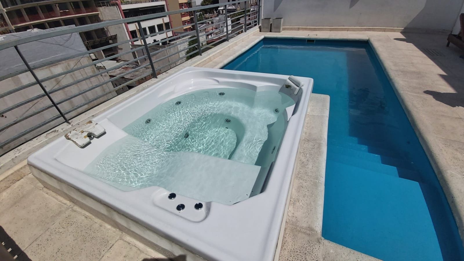 2 ambientes con balcón en edificio con pileta y jacuzzi