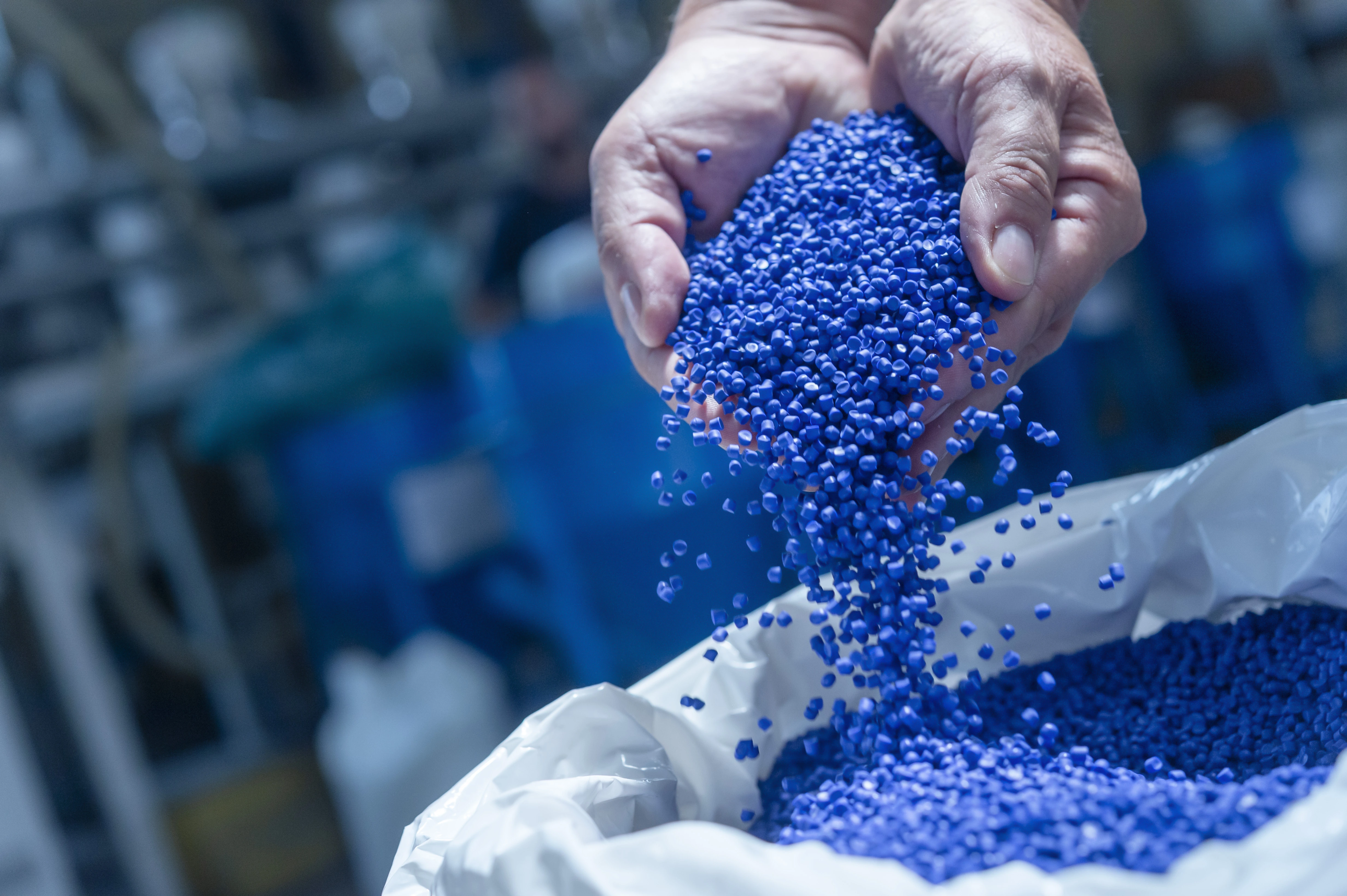 Foto di un sacco pieno di pezzi di plastica dal colore blu