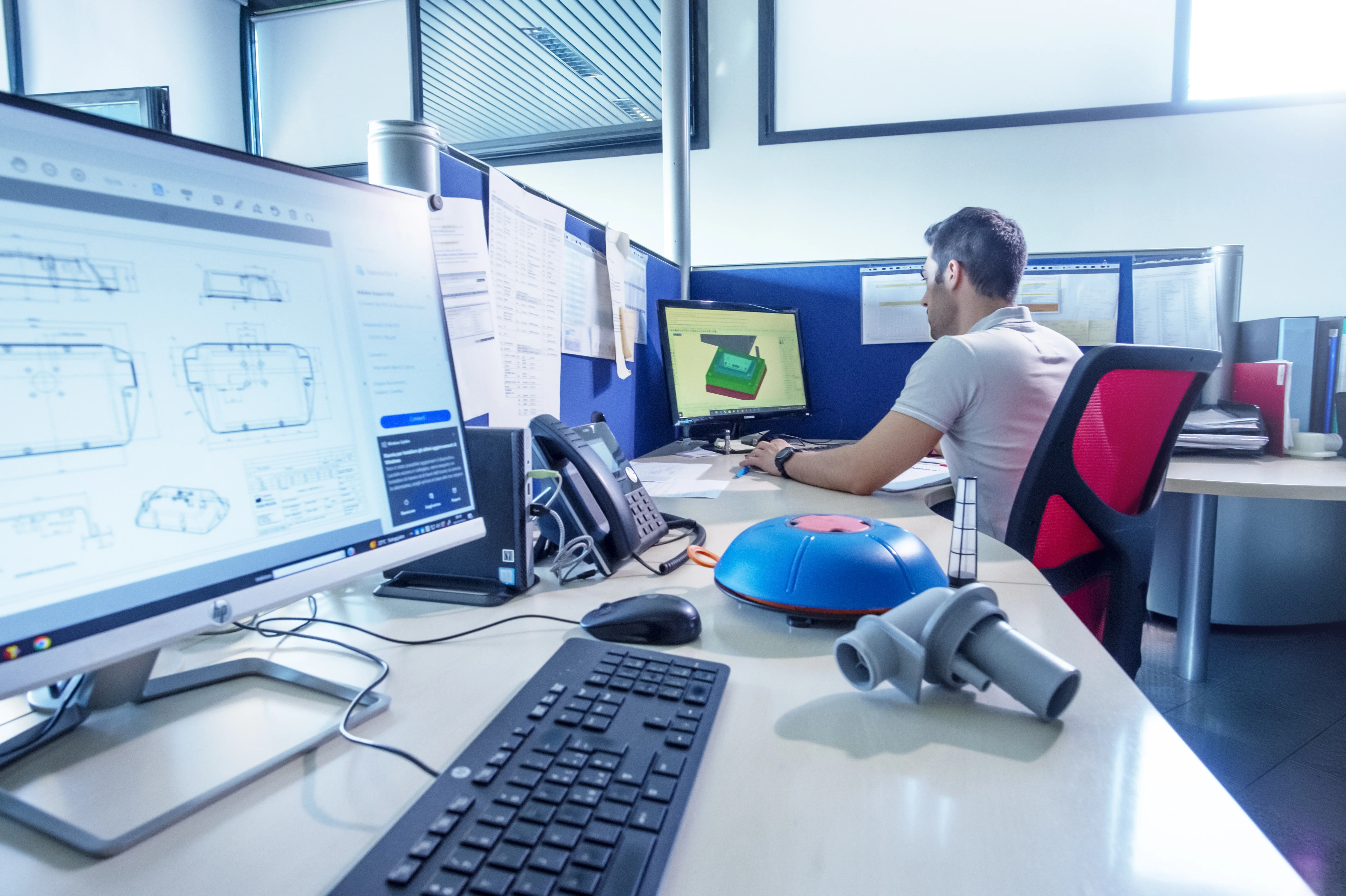 Foto che ritrae tecnico mentre progetta uno stampo al computer
