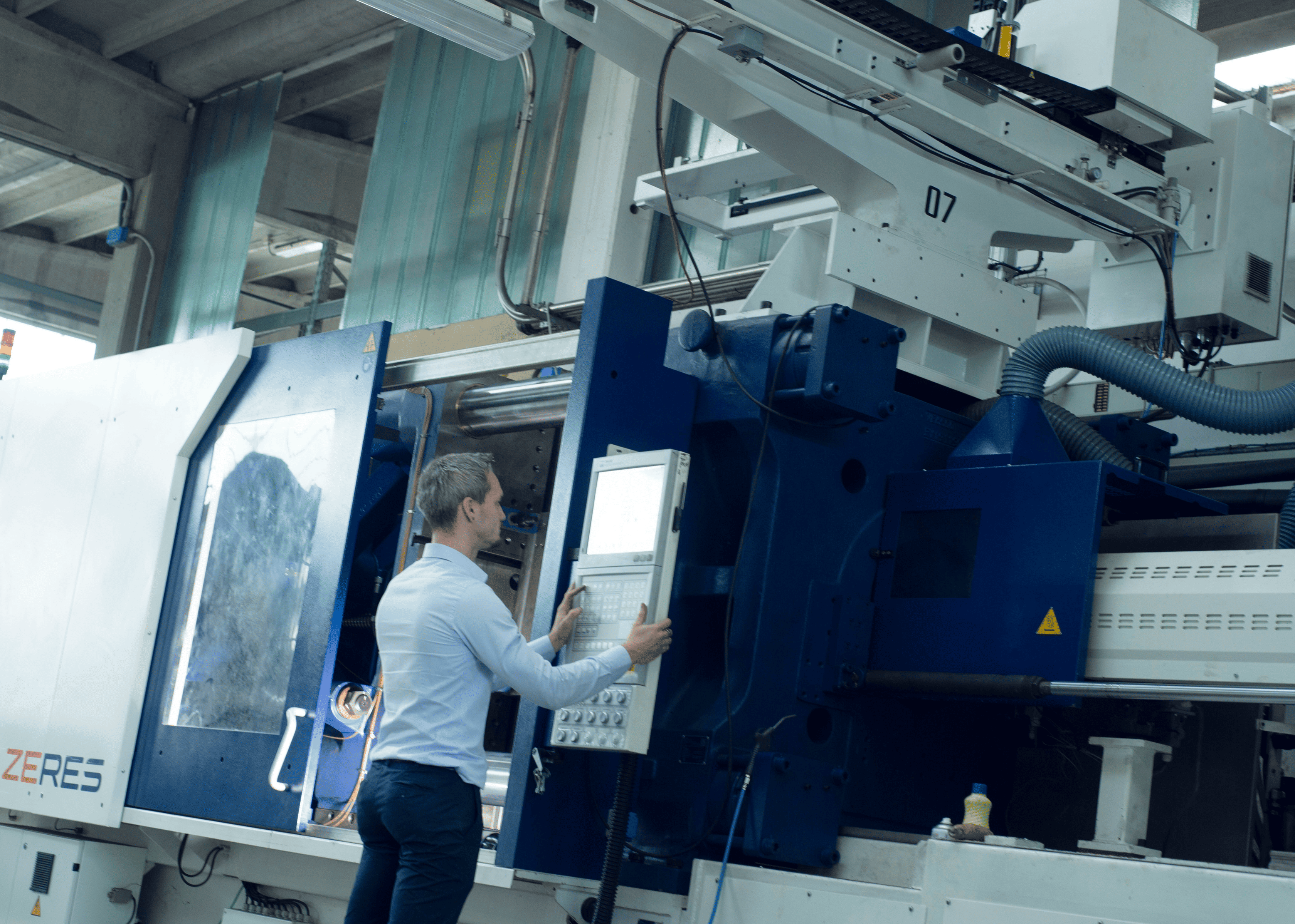 2000_baldan.webp Due dipendenti lavorano in un magazzino con scaffali pieni di scatole. Usano carrelli elevatori per trasportare le merci.