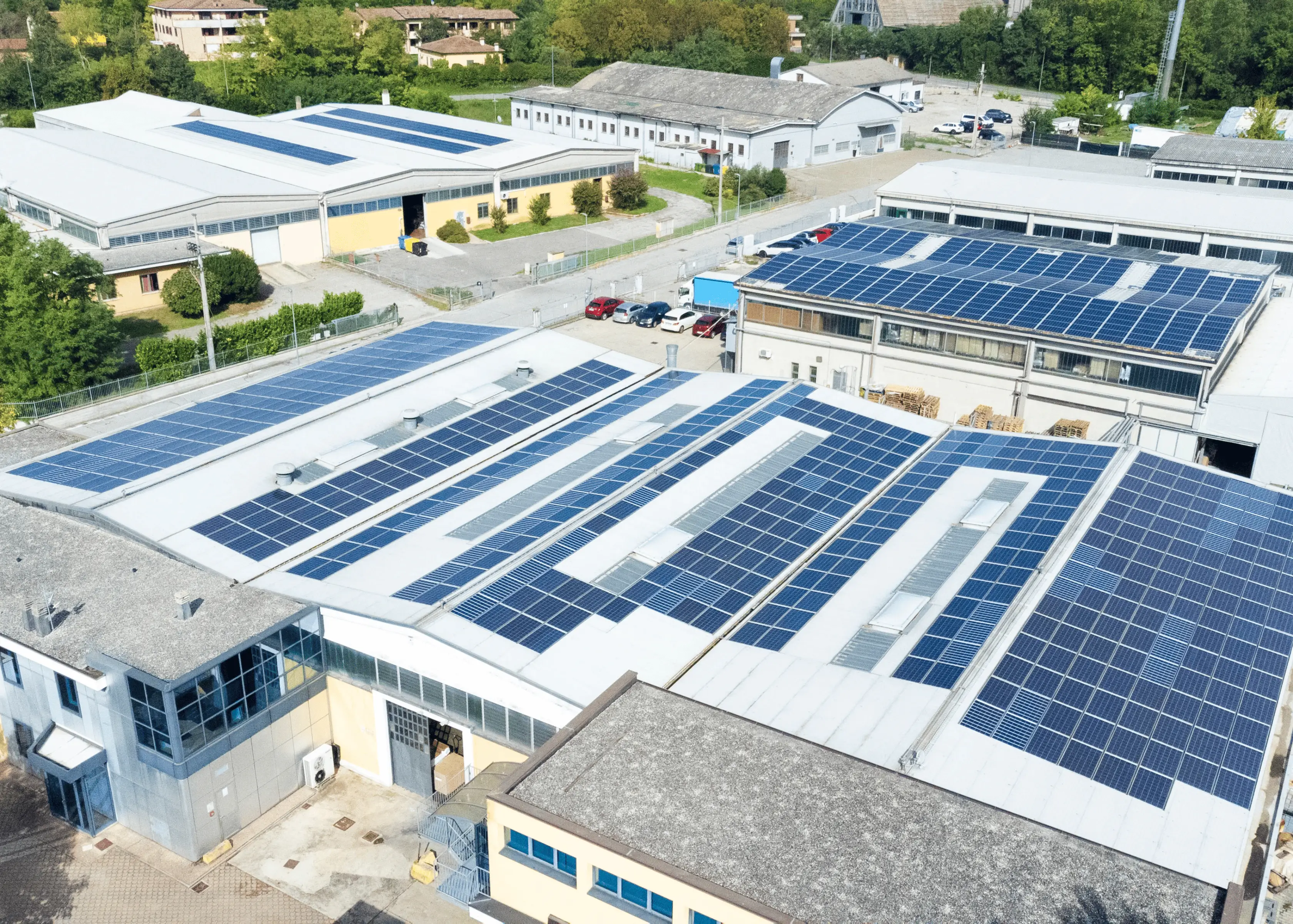 2010_balan 1.webp Vista aerea delle sedi produttive della Baldan con pannelli solari sul tetto.